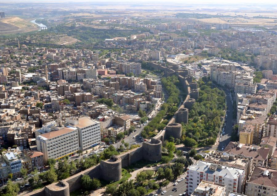 Diyarbakır'da çocukları PKK tarafından