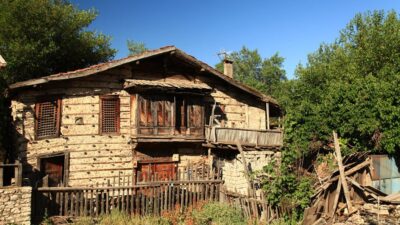 Ormana Köyü’nde Tarihi Düğmeli Evlere Yıkım Kararı: Turizm Köyü Tehlike Altında