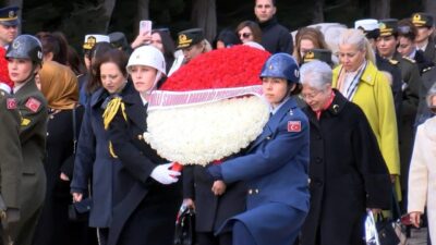 Milli Savunma Bakanı Yaşar Güler’in Eşi Demet Güler ve Kadın Askerler Anıtkabir’i Ziyaret Etti