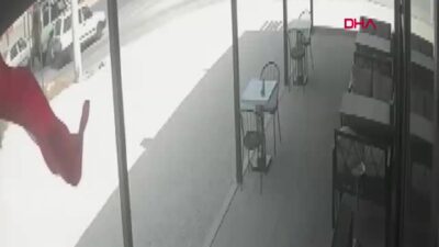 Bursa'da eşini sokak ortasında bıçaklayarak