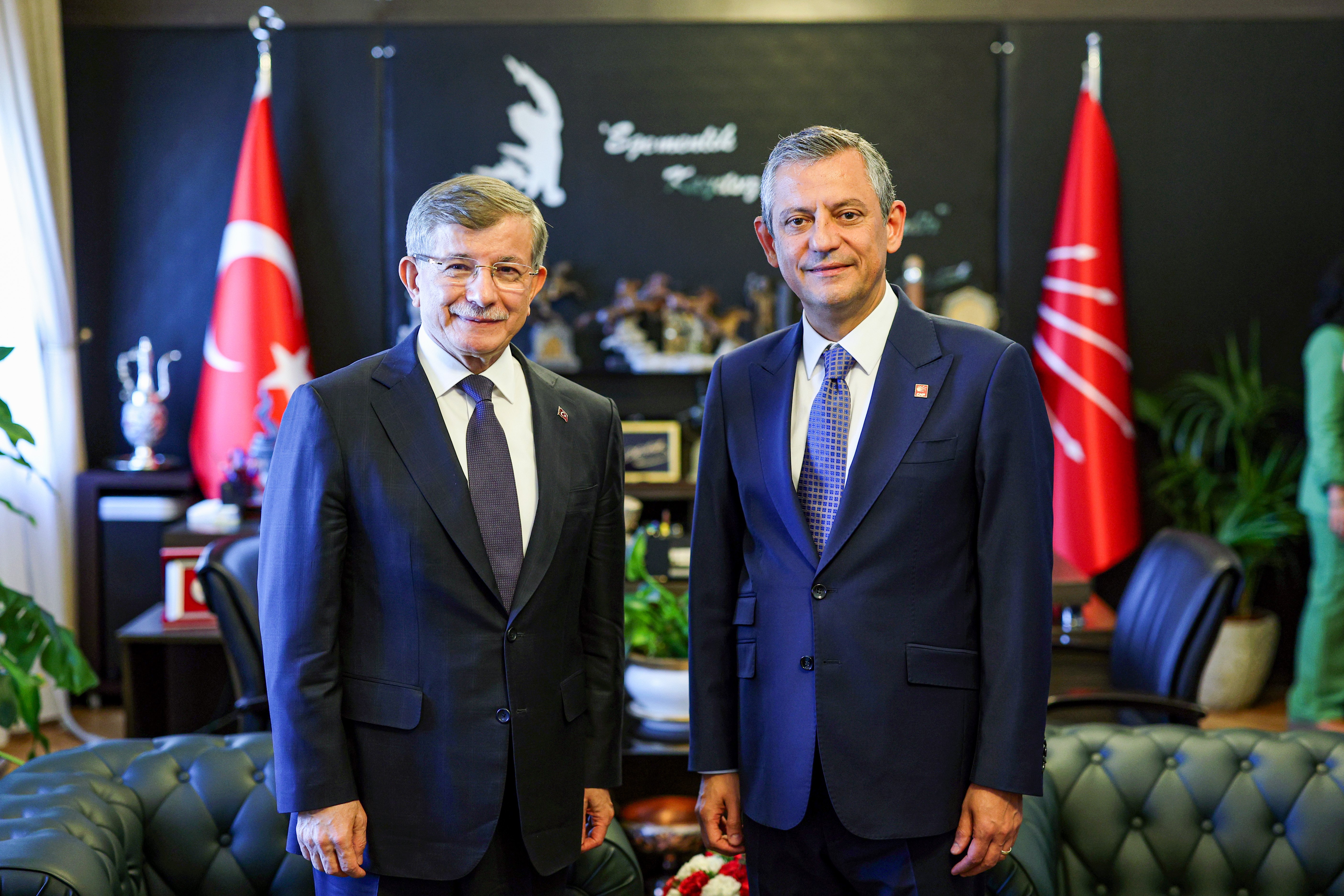 CHP Genel Başkanı Özgür Özel, Gelecek Partisi Lideri Ahmet Davutoğlu ile Görüştü