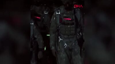 Kayseri’de Komandolar Gece Paraşütle Atlayışı Gerçekleştirdi