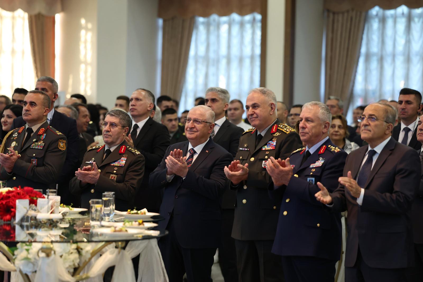 Milli Savunma Bakanı Yaşar