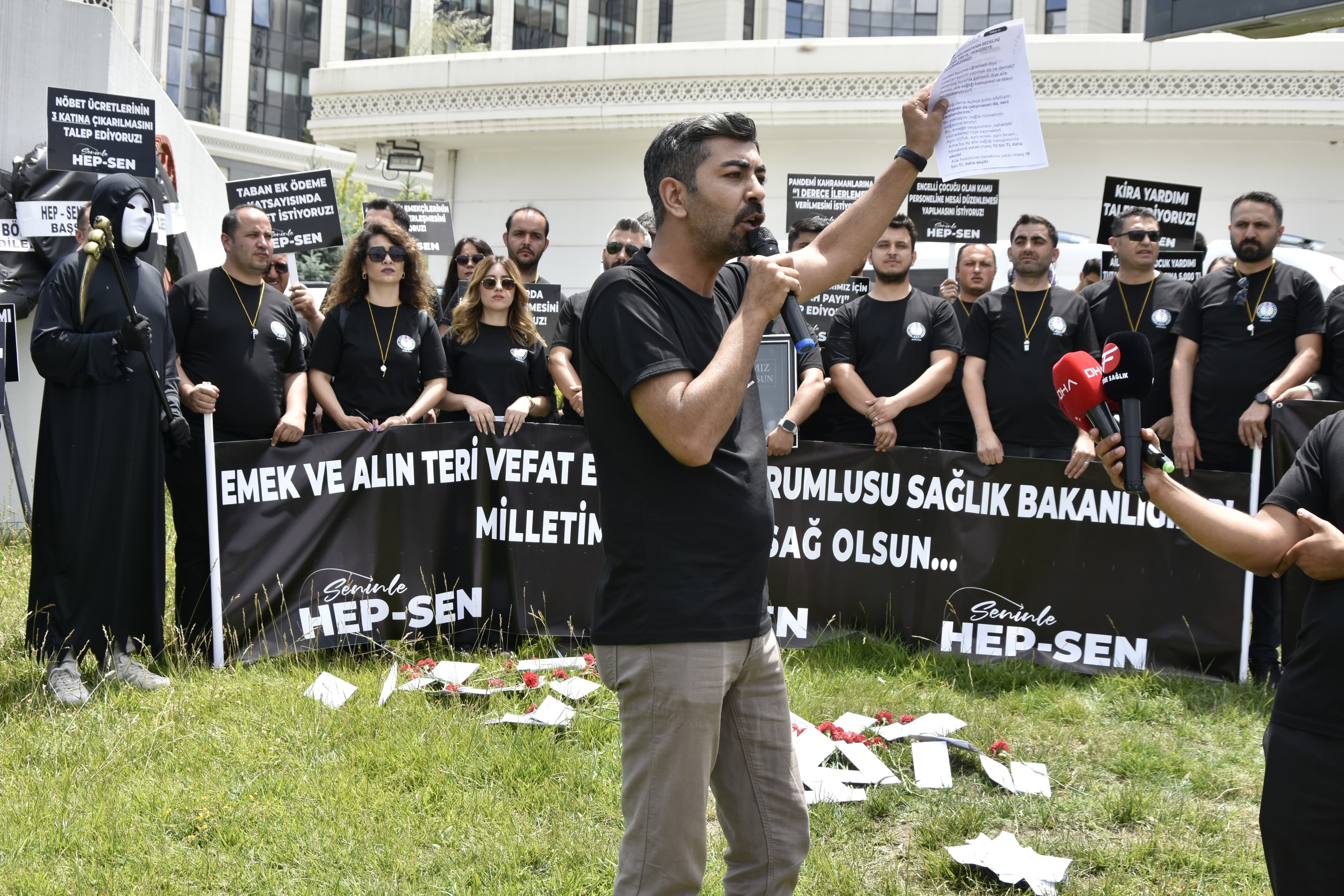 HEP-SEN üyeleri, sağlık çalışanlarının