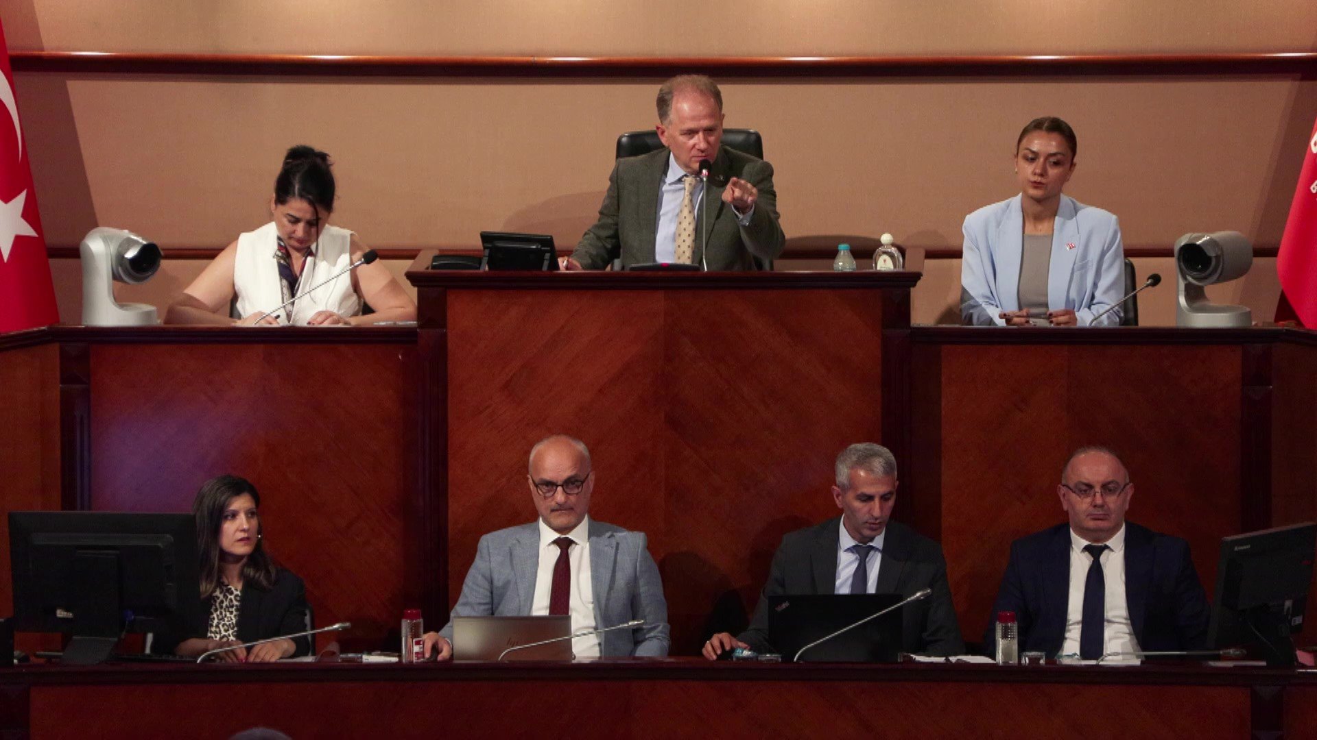 İBB Meclis Toplantısında AK Partili Kaynar’ın Sözleri CHP’li Üyeleri Ayağa Kaldırdı