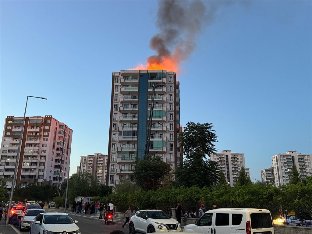 Diyarbakır'da çıkan yangında itfaiye