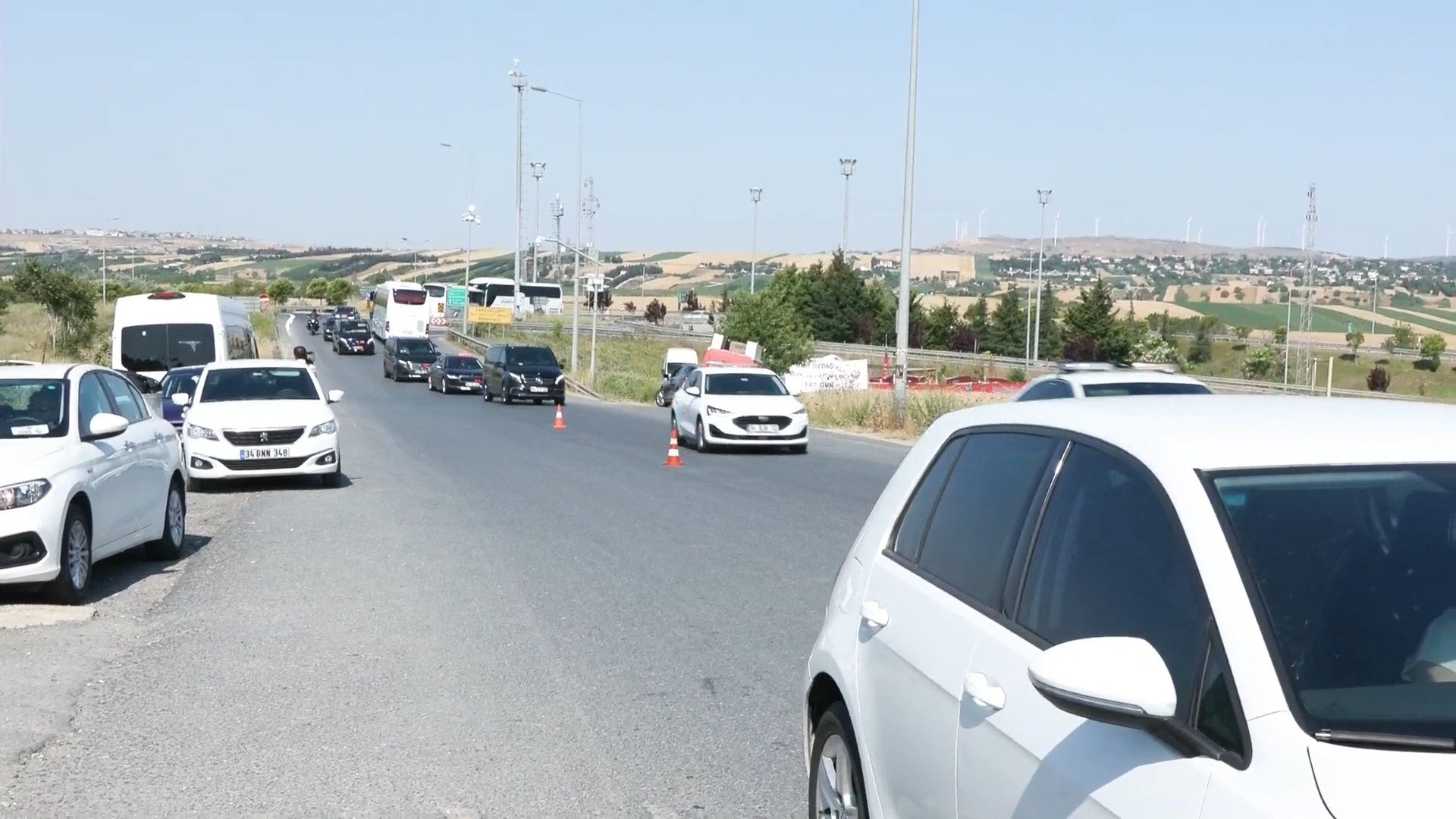 CHP Genel Başkanı Özgür Özel, Ekrem İmamoğlu’nun Davası İçin Silivri’ye Gitti