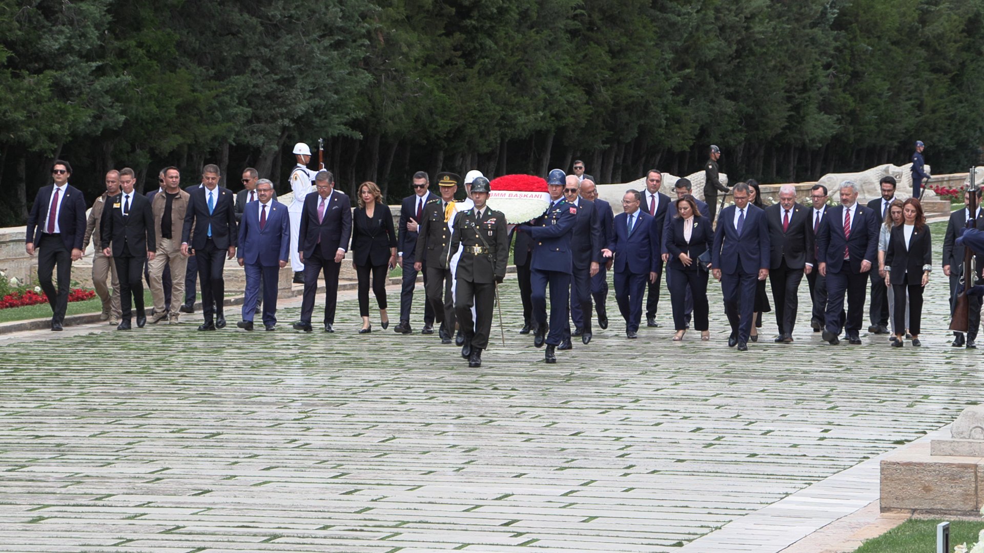 TBMM Başkanı Numan Kurtulmuş, Anıtkabir’i Ziyaret Etti ve Tarihi Mesajlar Verdi