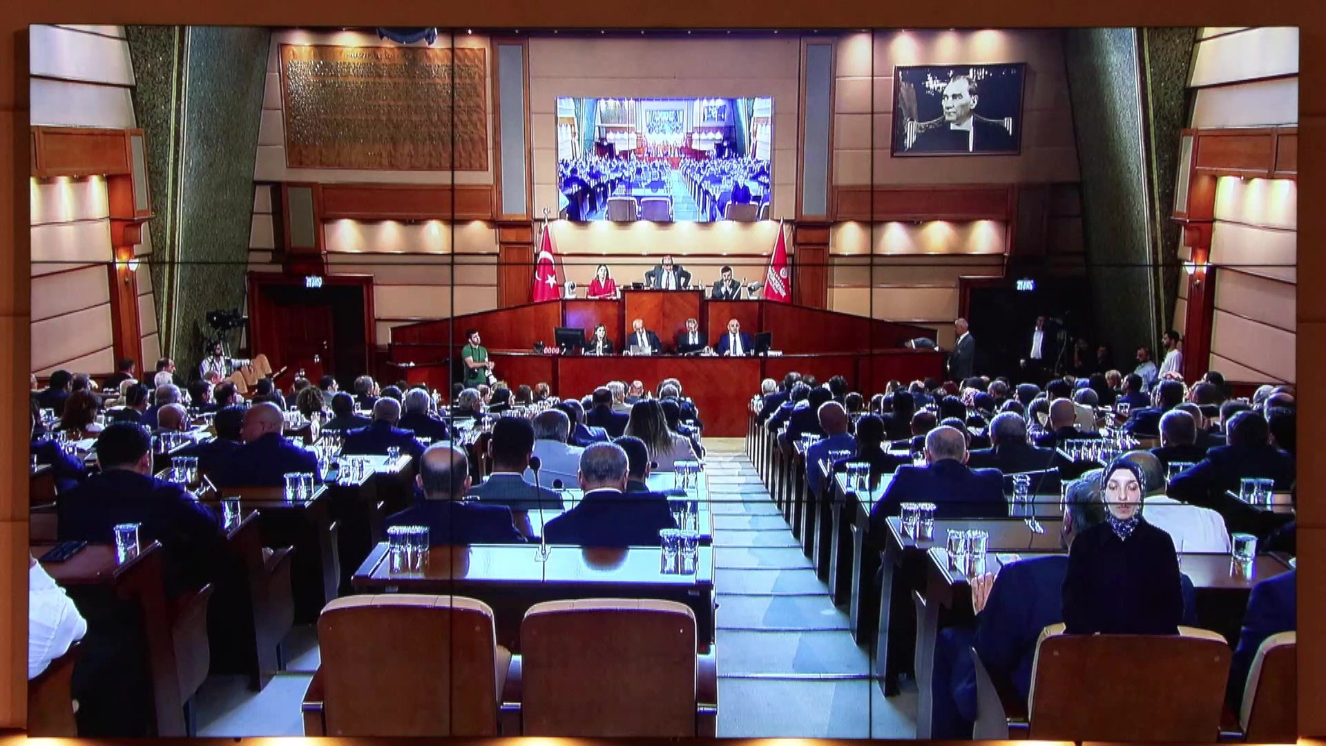 İBB Meclisi’nde Gergin Oturum: Tutuklu Belediye Başkanları ve Siyasi Gerilimler Gündemde