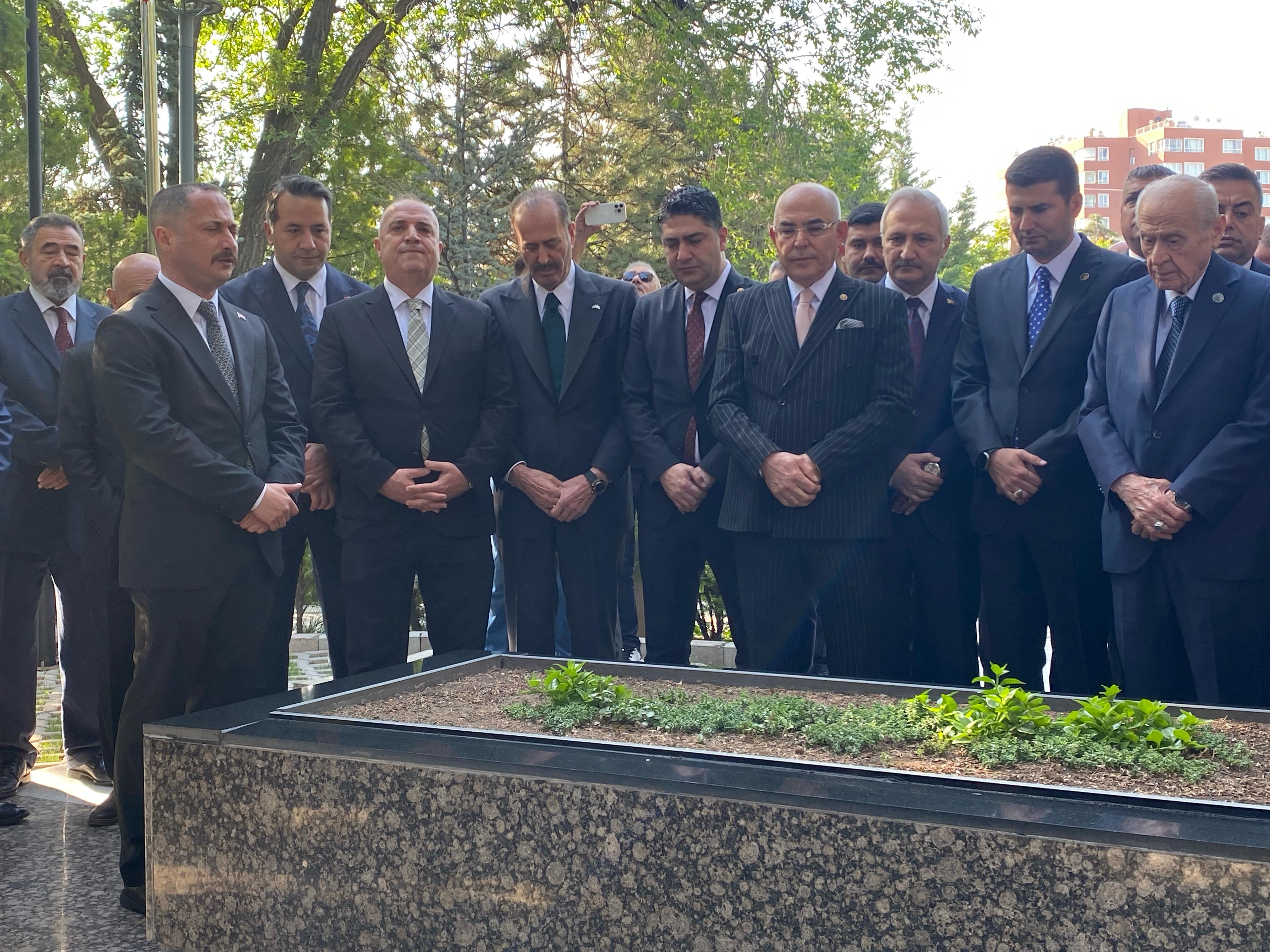 Devlet Bahçeli, Alparslan Türkeş’in Mezarını Ziyaret Etti ve Önemli Açıklamalarda Bulundu