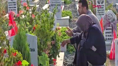 Hatay'da depremde hayatını kaybedenlerin yakınları,