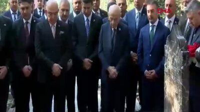 Bahçeli, Alparslan Türkeş’in Kabrini Ziyaret Ederek Duygusal Anlar Yaşadı