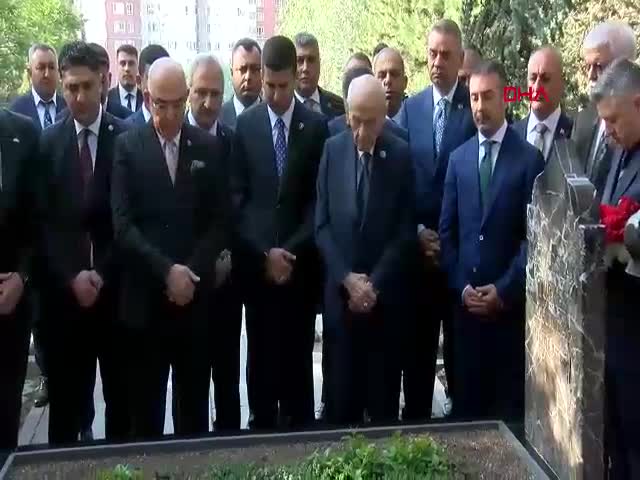 Bahçeli, Alparslan Türkeş’in Kabrini Ziyaret Ederek Duygusal Anlar Yaşadı