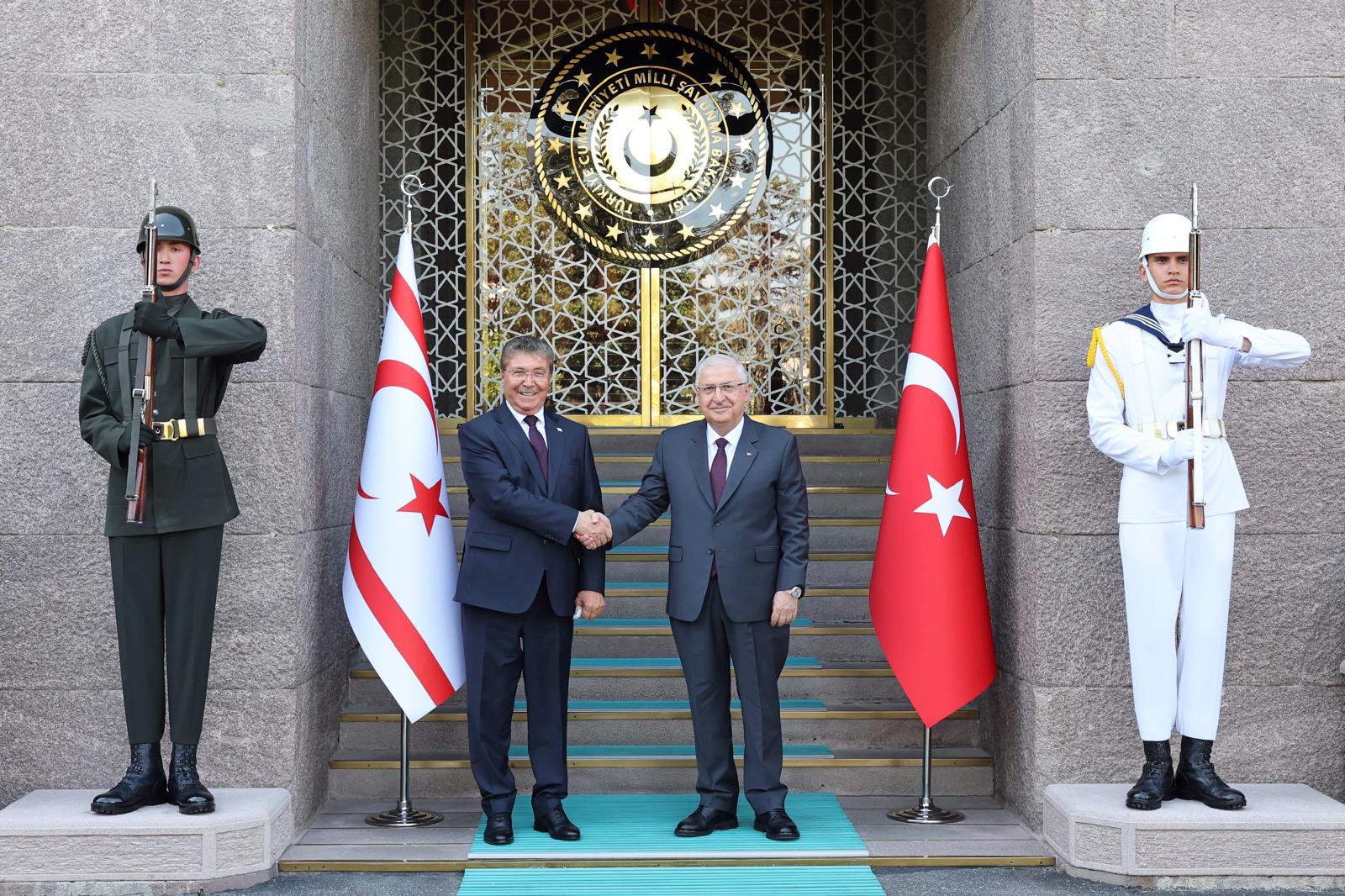 Milli Savunma Bakanı Yaşar