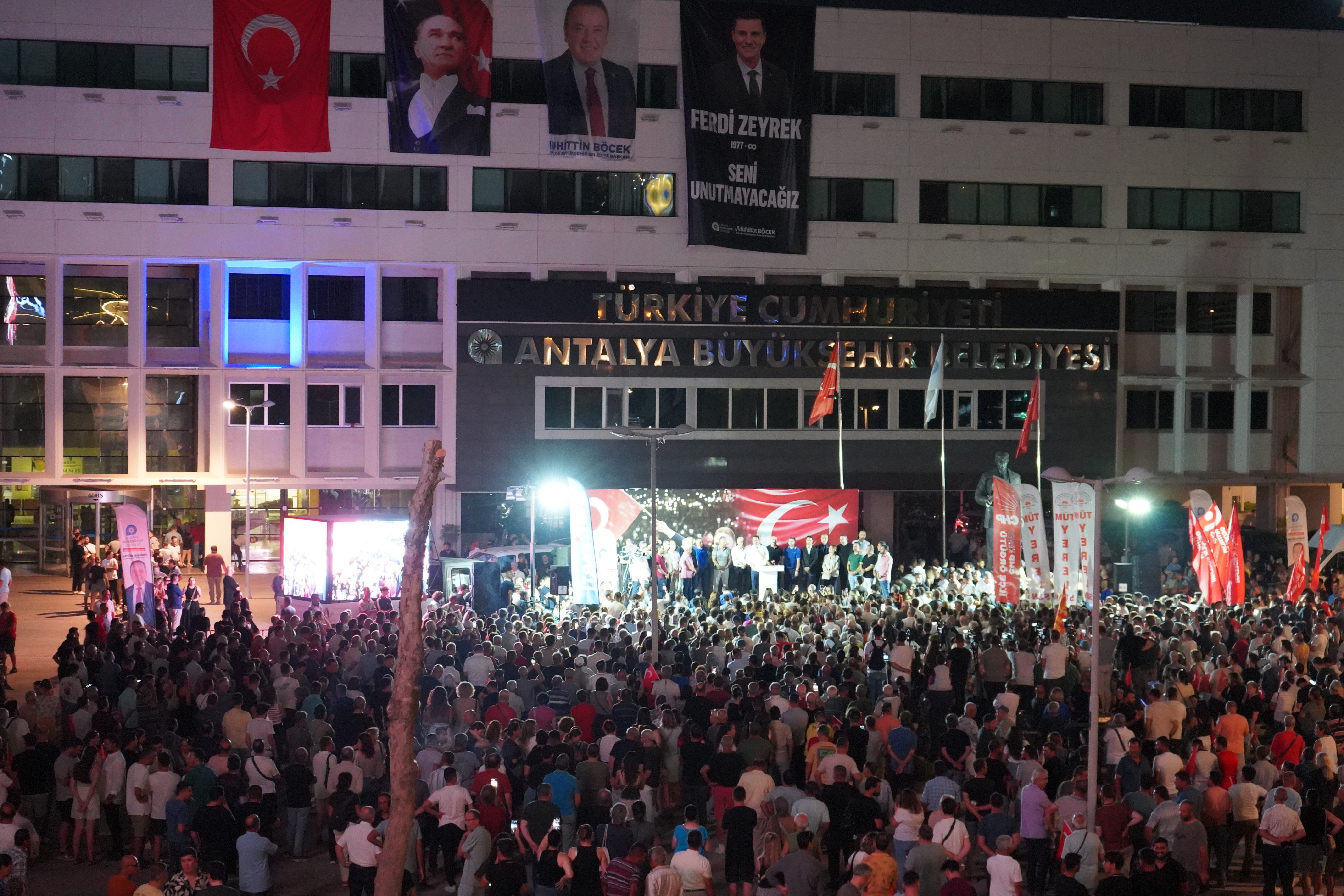CHP’li Belediye Başkanı Muhittin Böcek’e Destek Mitingi: ‘Torosların Evladı Yanınızda’