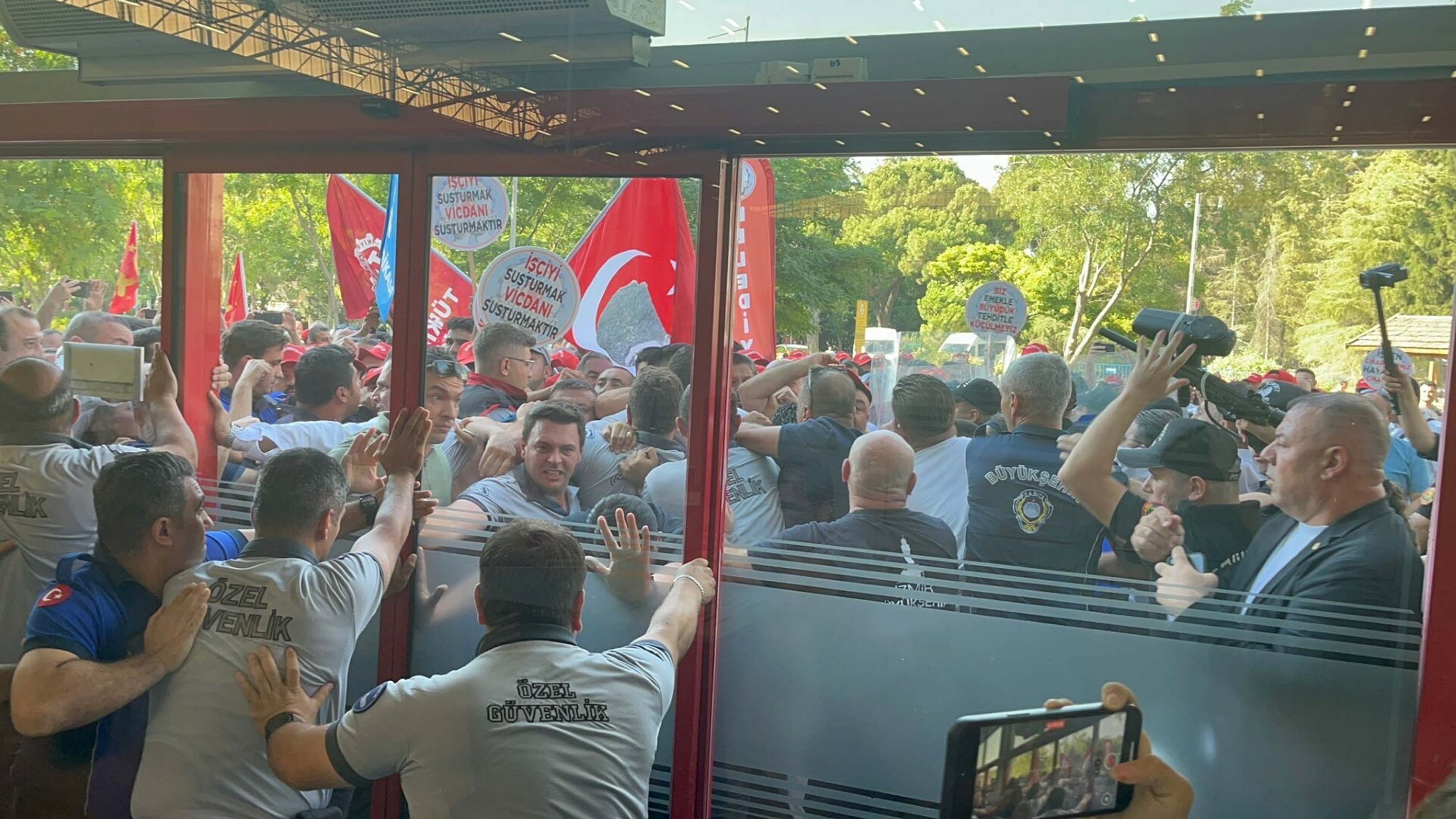 İzmir Büyükşehir Belediyesi'nin işten