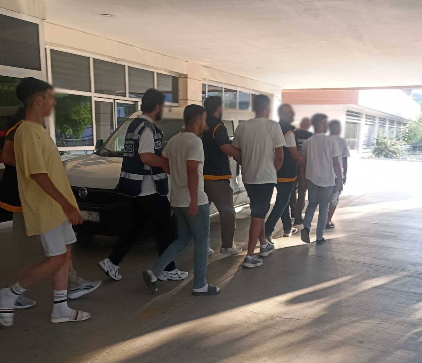 Manisa'da kendilerini polis olarak