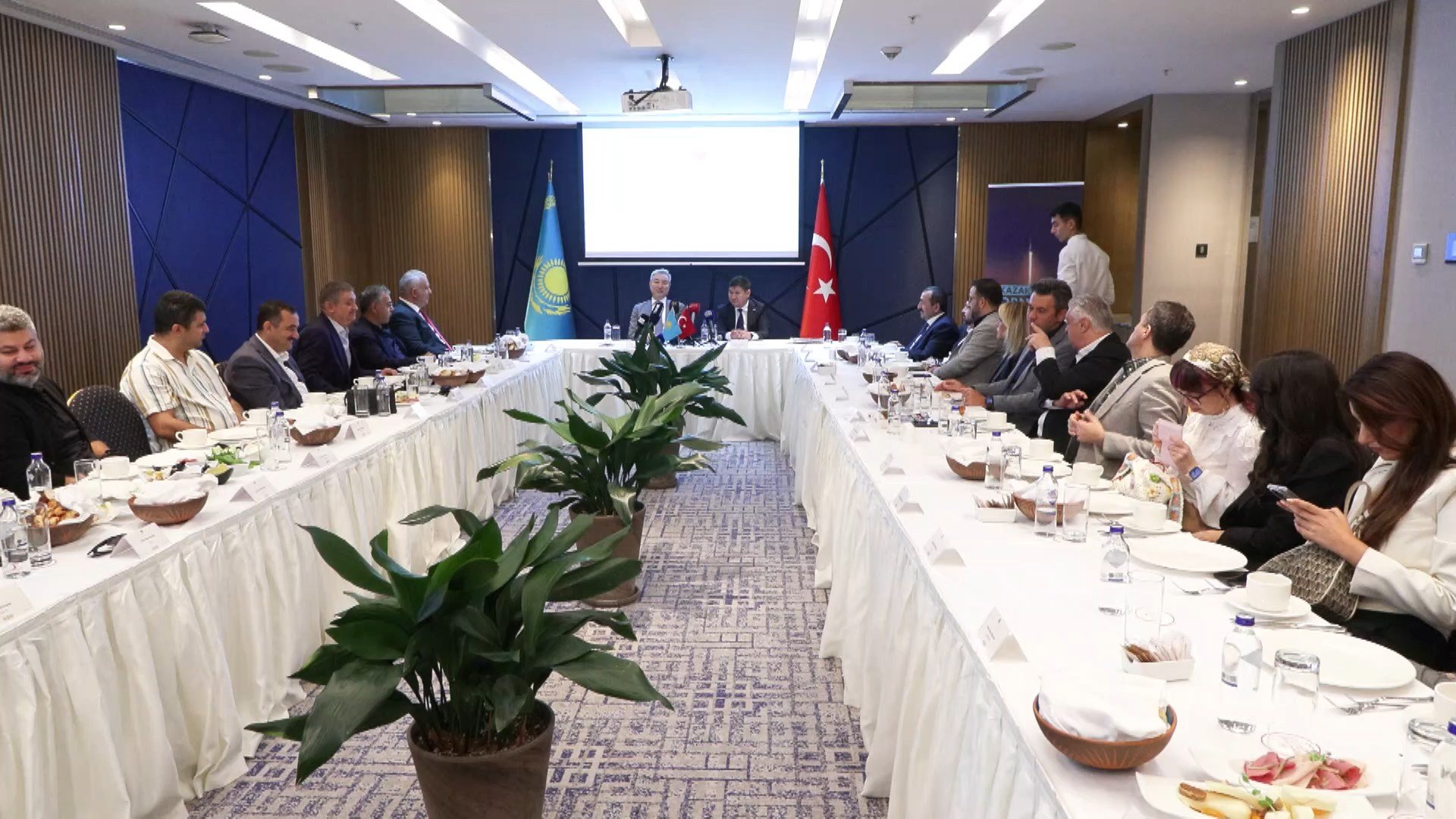 Kazakistan'ın Ankara Büyükelçisi Sapiyev,