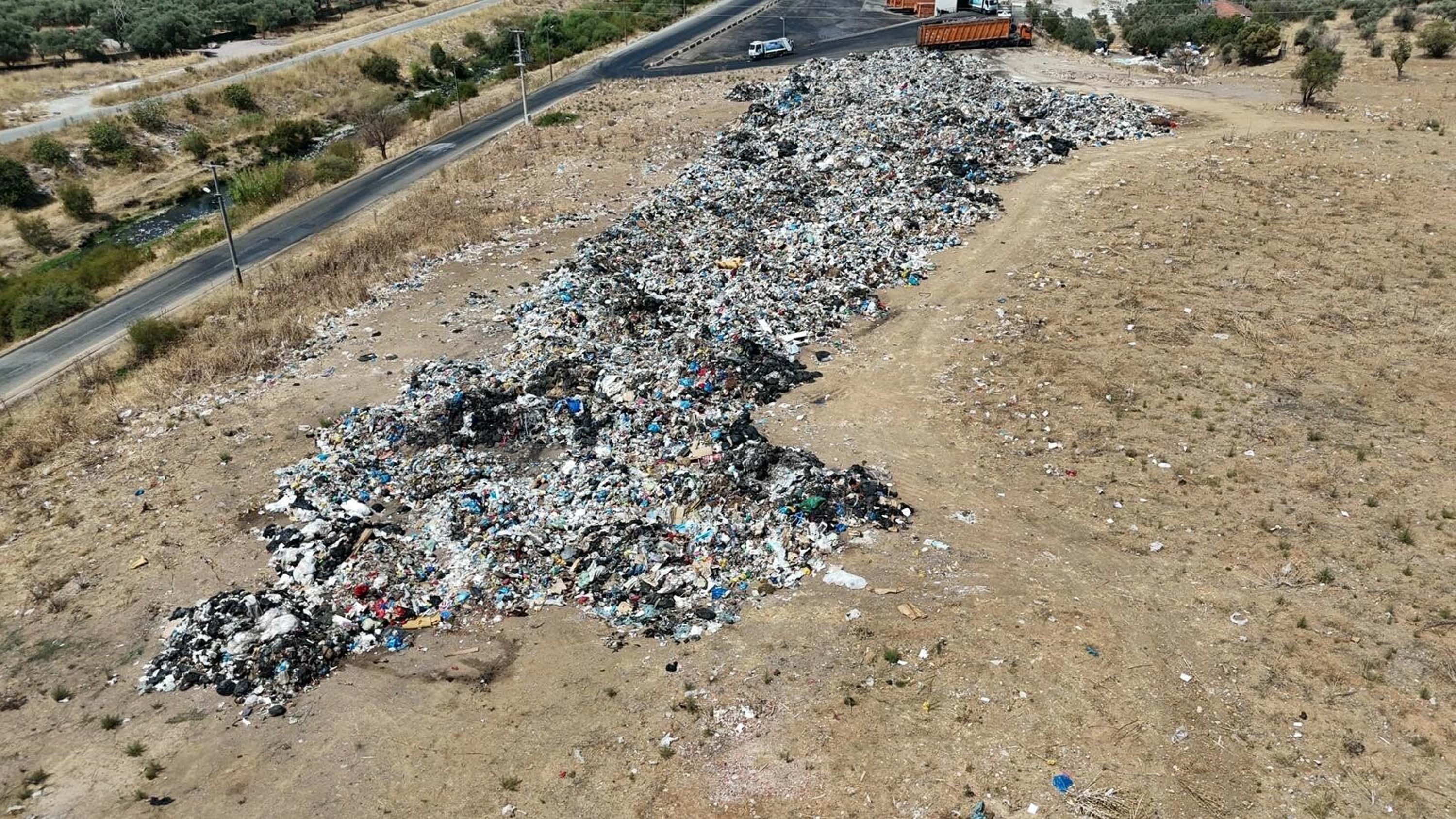 İzmir'in Kemalpaşa ilçesinde çöplerin