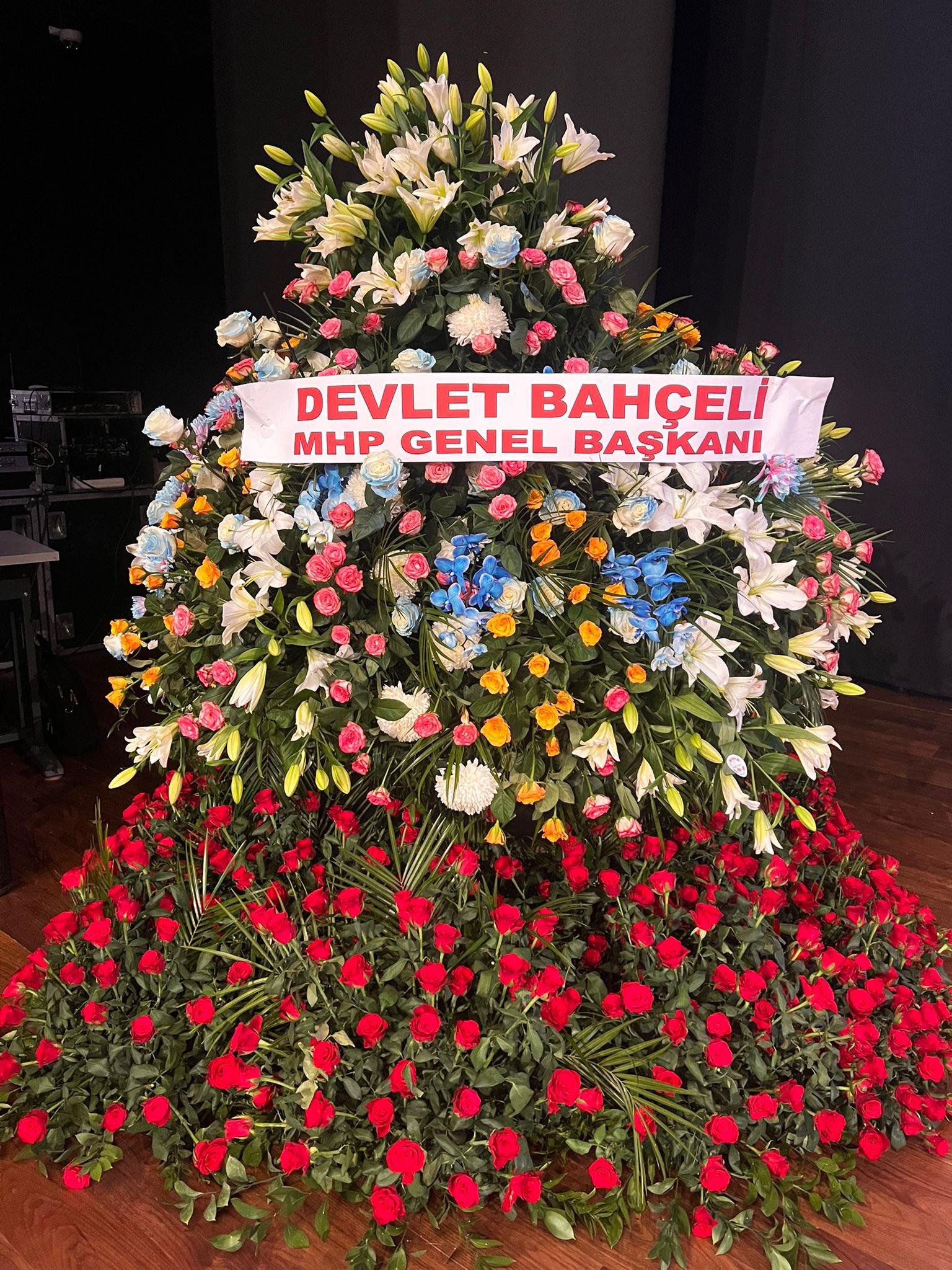 Devlet Bahçeli’den AK Parti’ye Anlamlı Çiçek Aranjmanı