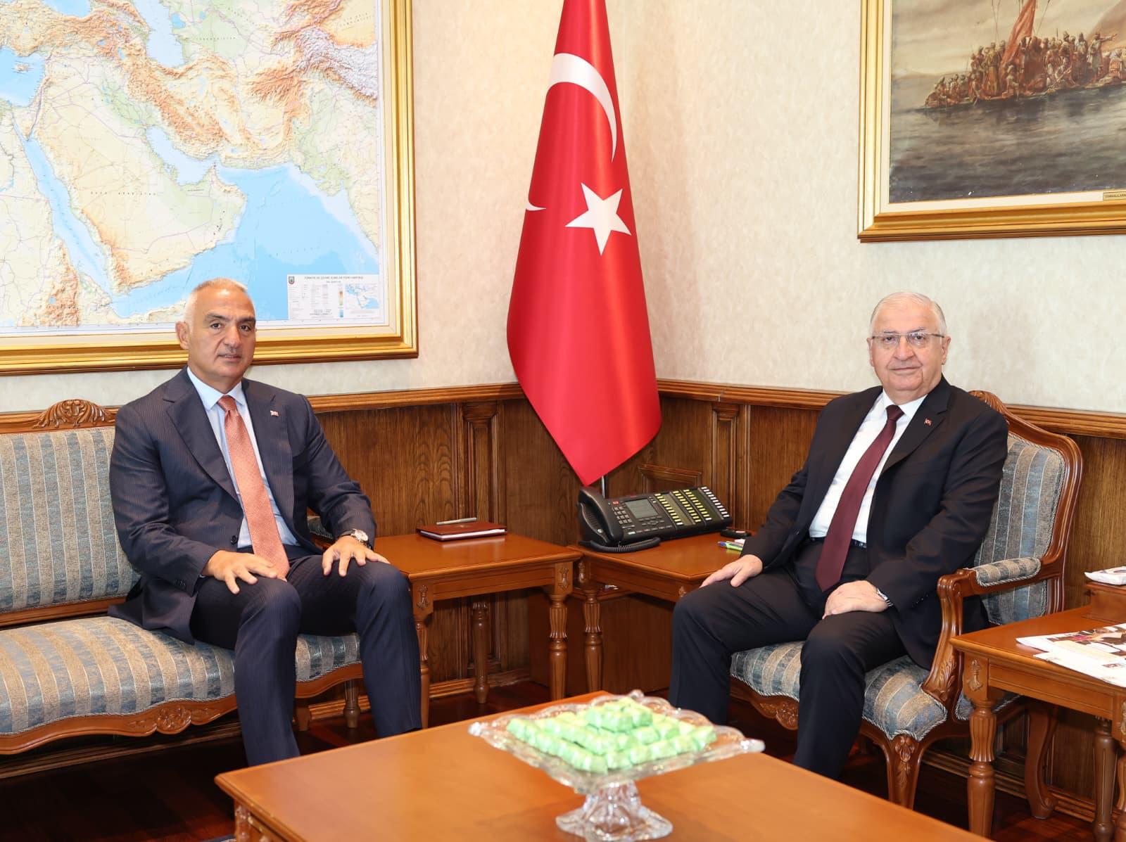 Milli Savunma Bakanı Yaşar