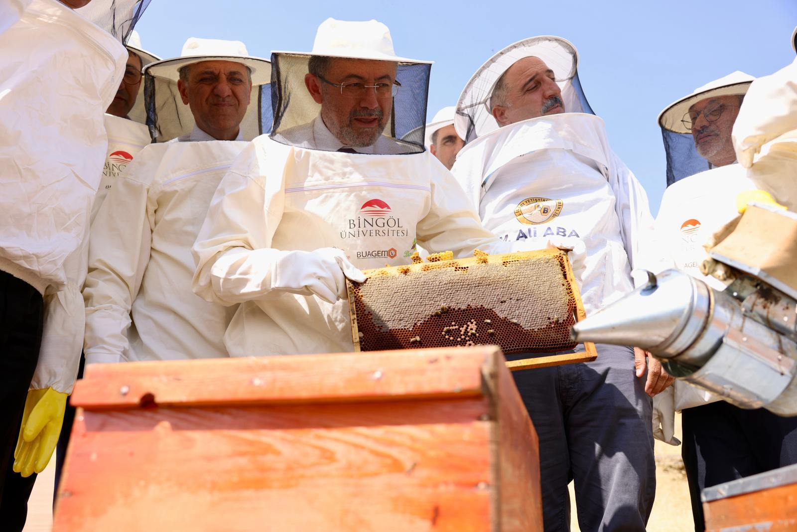 Bakan Yumaklı, Bingöl’de İlk Bal Sağımını Gerçekleştirdi: ‘Türkiye Dünyada 2. Sırada’