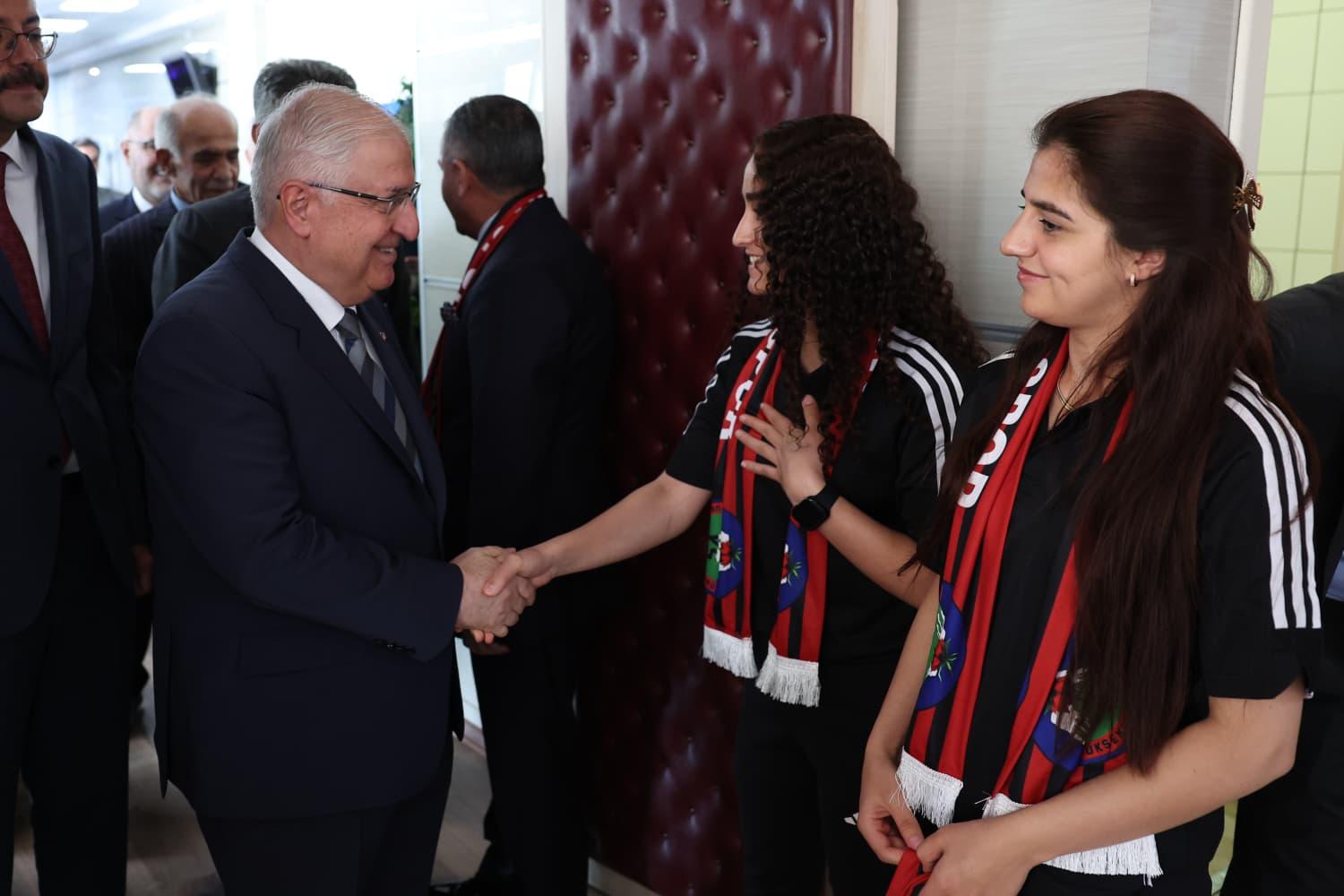 Milli Savunma Bakanı Yaşar Güler, Yüksekova Kadın Futbol Takımı’nı Ziyaret Etti