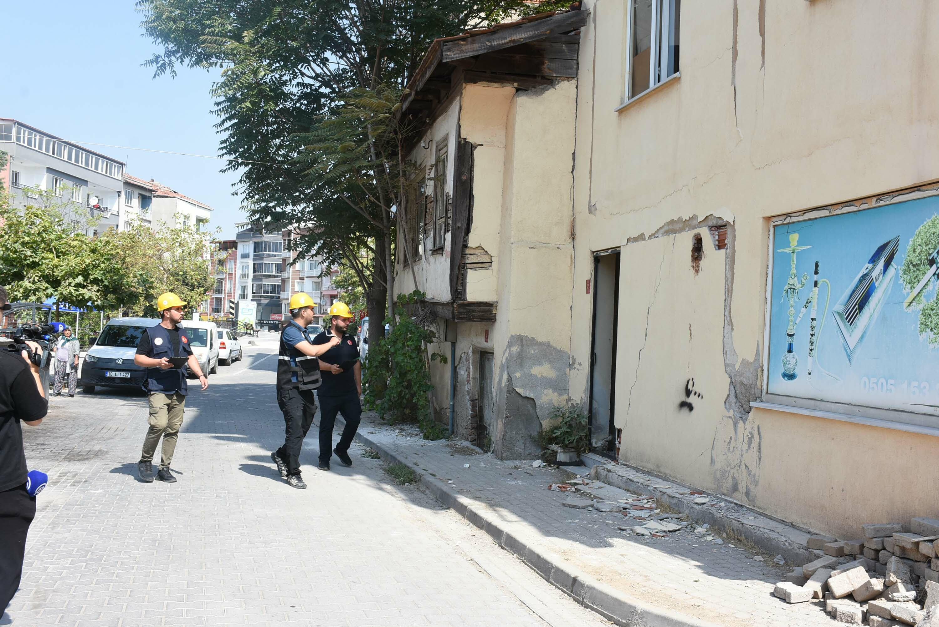 Sındırgı’da Depremin Yaraları Sarılıyor: Hasar Tespit Çalışmalarında Son Durum