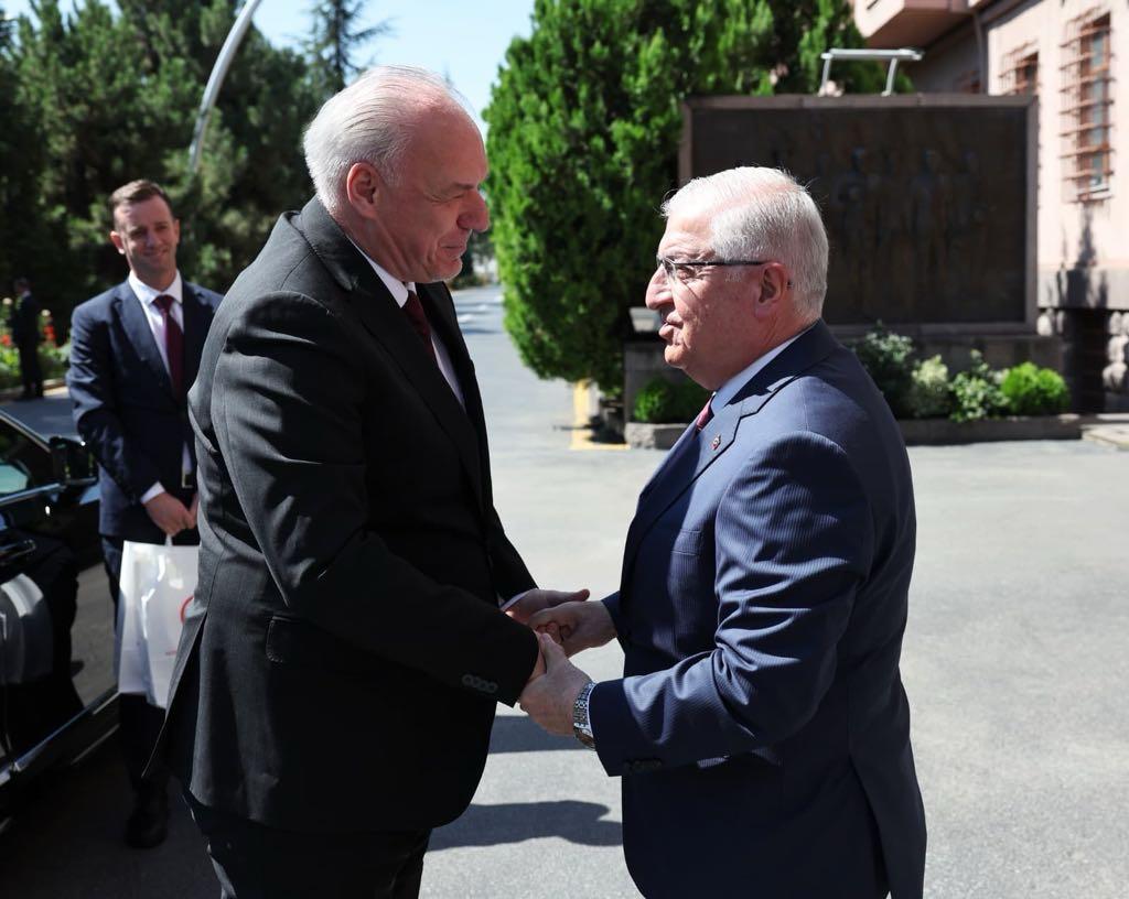 Milli Savunma Bakanı Güler, Kosova Bölgesel Kalkınma Bakanı Damka ile Görüştü