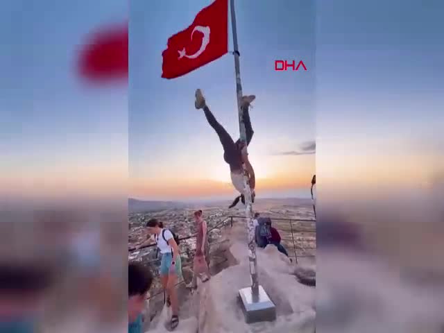 Kapadokya'da Türk bayrağı direğinde