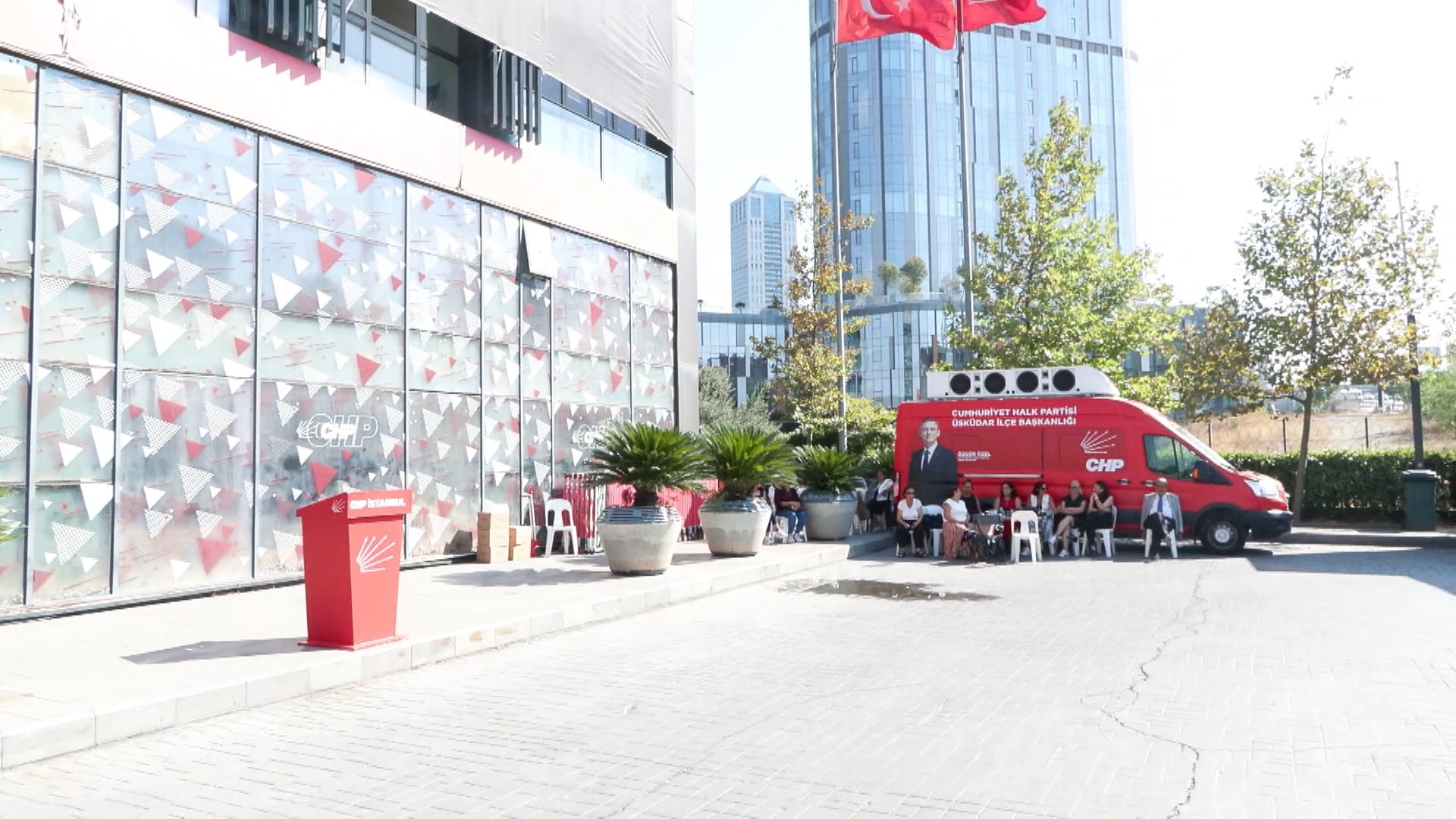 CHP İstanbul İl Başkanı Özgür Çelik Görevden Alındı, İstanbul Büyükşehir Belediyesi Başkan Vekili Nuri Aslan Destek İçin Bina Önünde