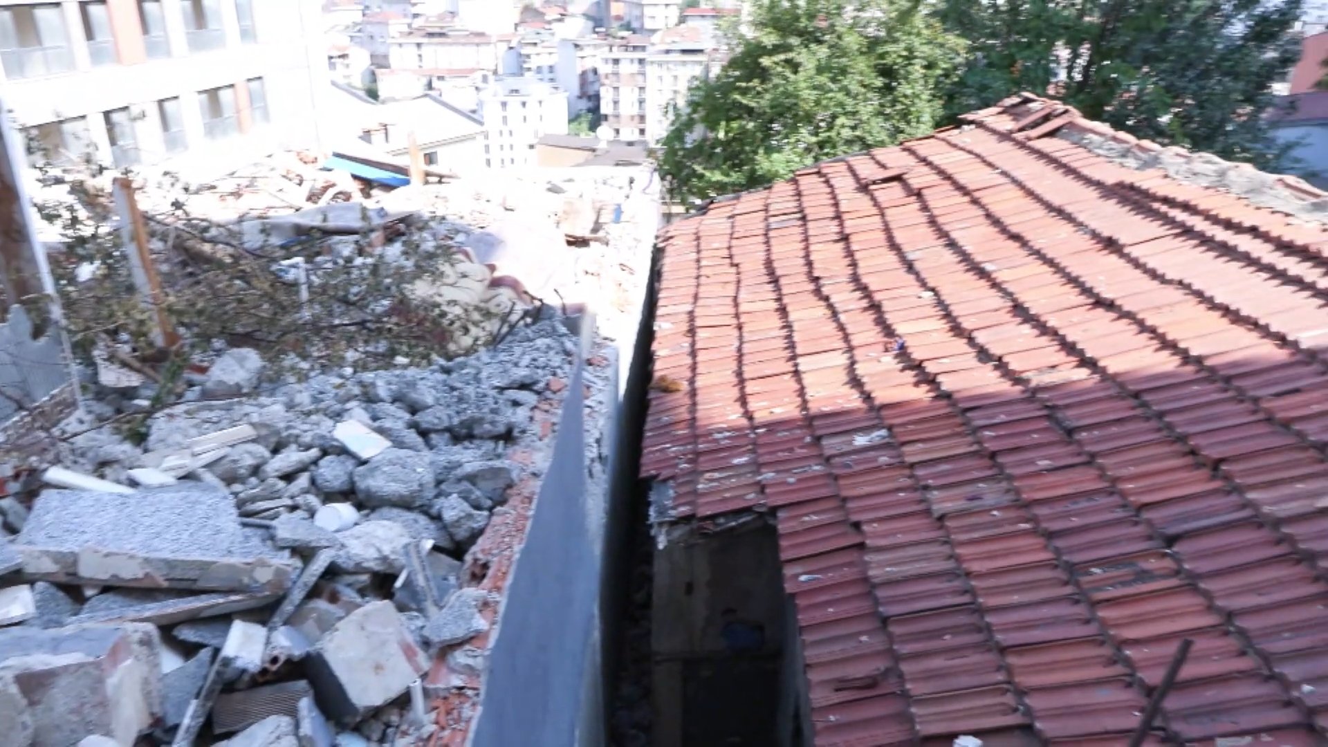 Kağıthane'de çürük raporuyla yıkılan