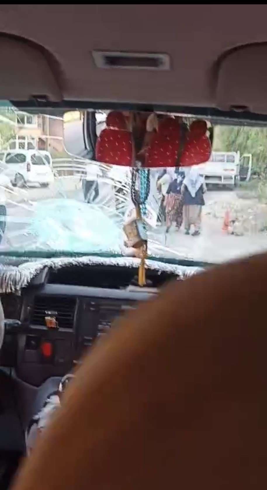 Hakkari'nin Geçimli köyünde minibüse