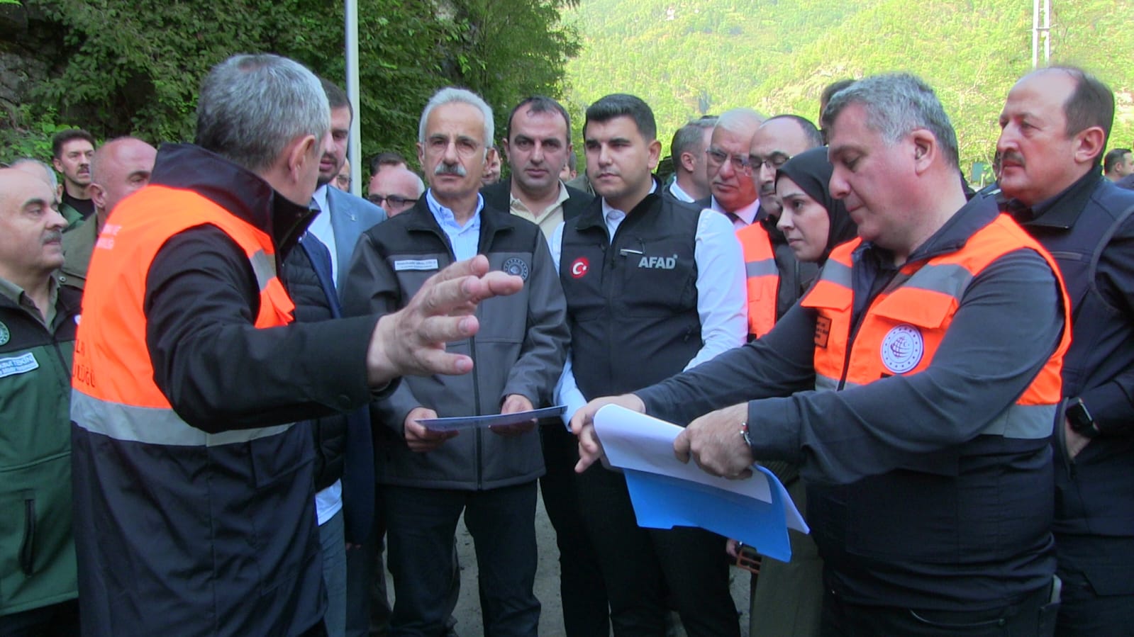 Bakanlar Uraloğlu ve Bak Borçka’da Sel Sonrası İncelemede