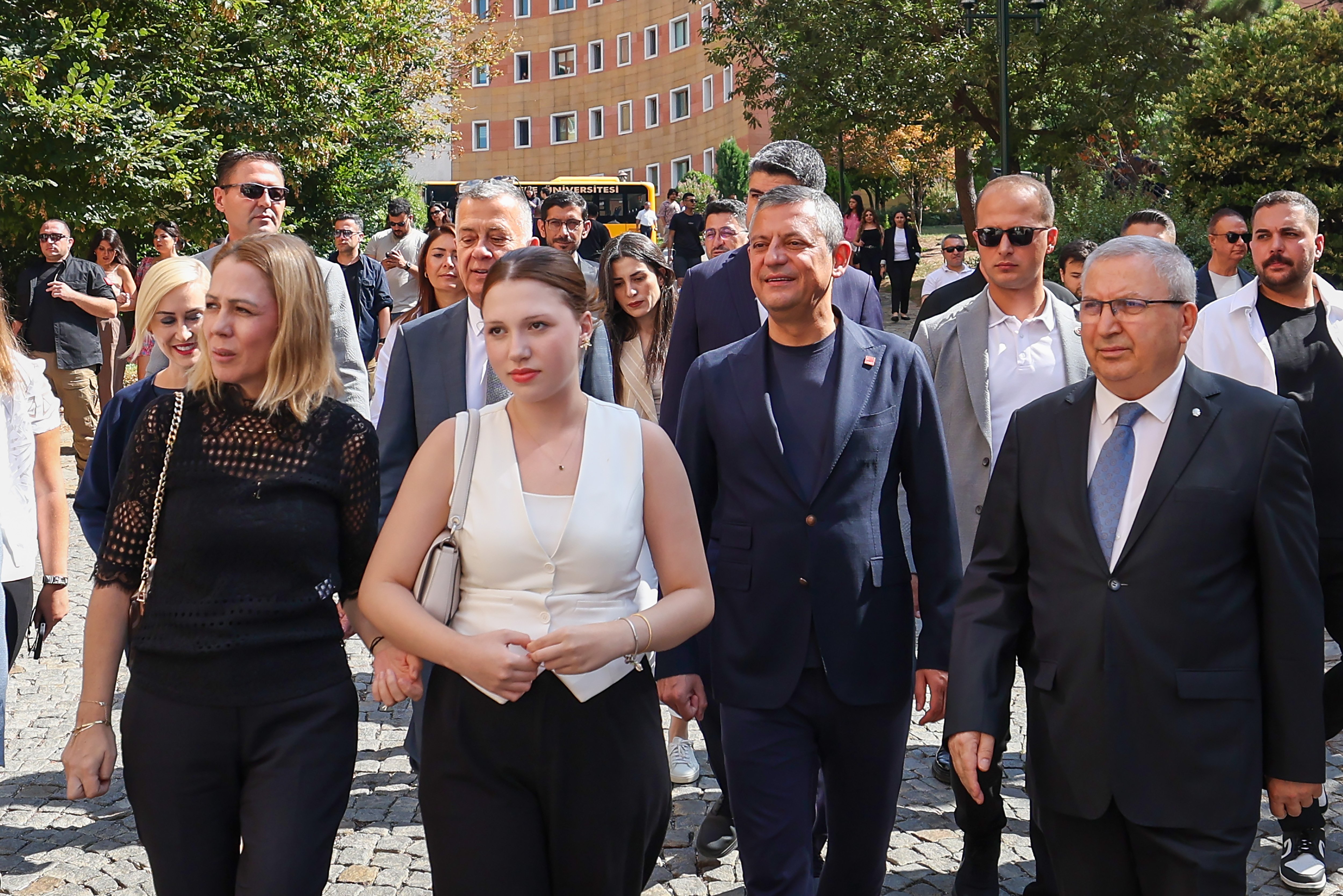 Özgür Özel, Ferdi Zeyrek’in Kızı Nehir’in Üniversite Kaydında Yanında Oldu