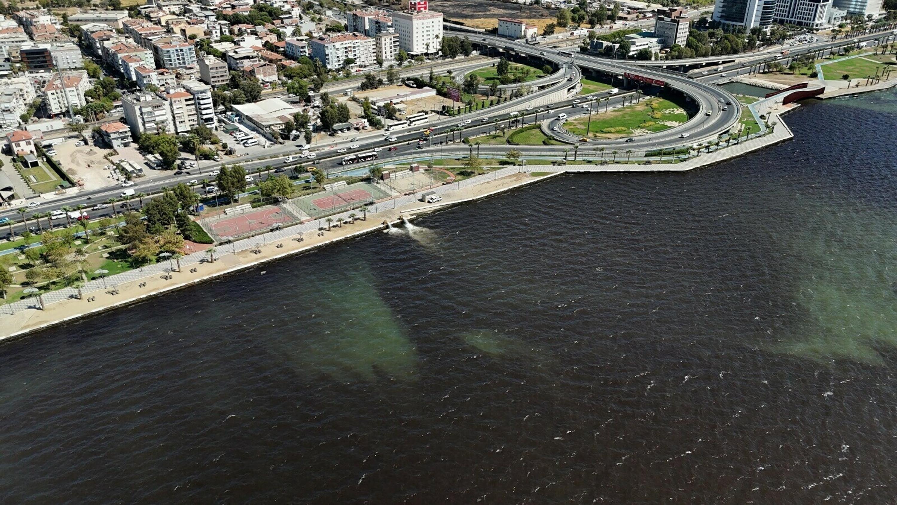 İzmir Körfezi'ndeki kirlilik kaynaklı