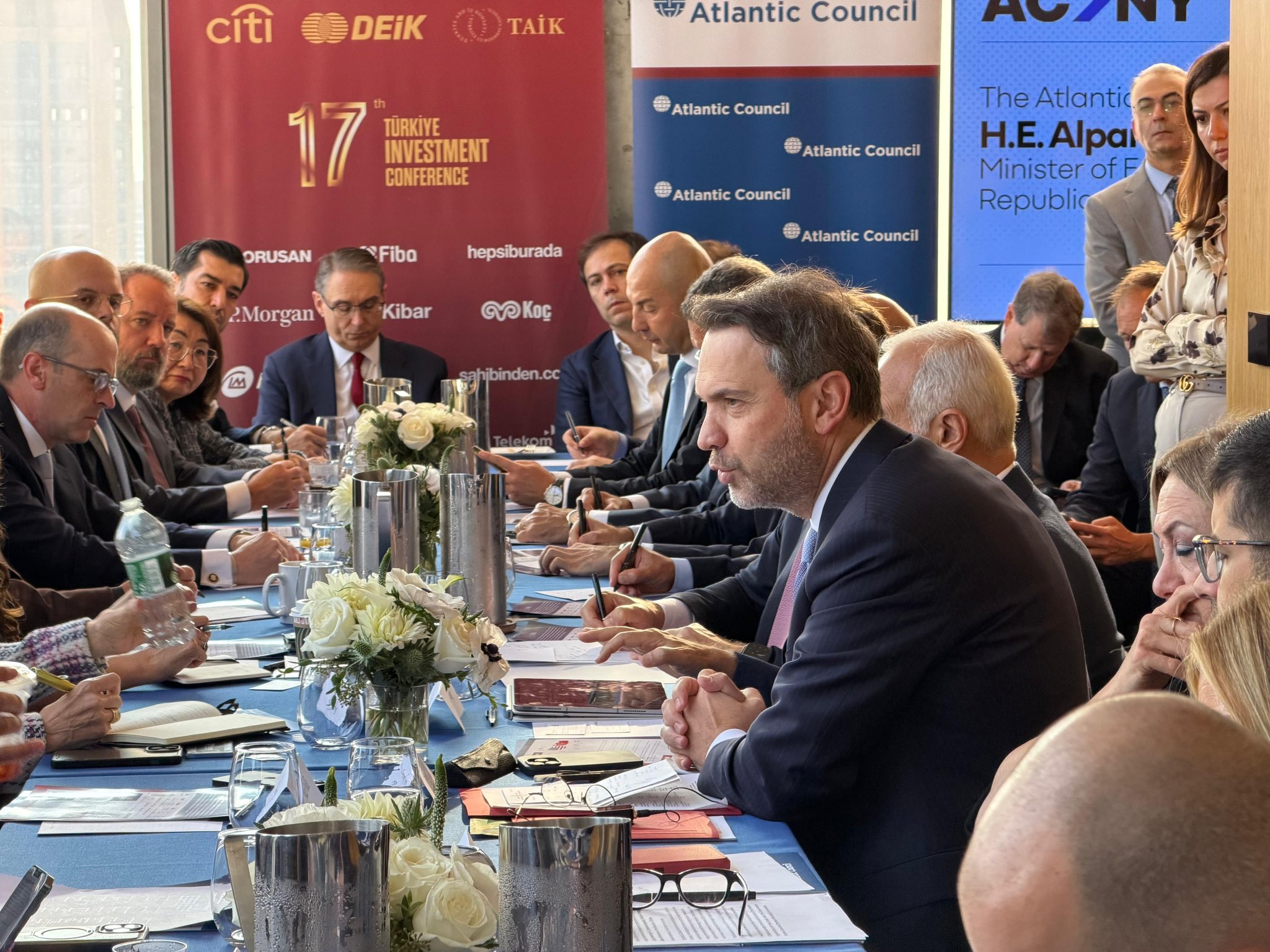 Enerji Bakanı Bayraktar’dan ABD’li Yatırımcılara 30 Milyar Dolarlık Çağrı: Türkiye’de Yenilenebilir Enerji Devrimi