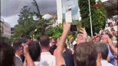 CHP İstanbul İl Başkanı Özgür Çelik, Operasyon Sonrası Bayrampaşa Belediyesi’nde Partililer Tarafından Alkışlarla Karşılandı