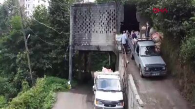 Rize’de Çay Alım Yeri Yol Üzerine İnşa Edildi: ‘Tünel Alım Yeri’ Yöre Halkının Pratik Zekası