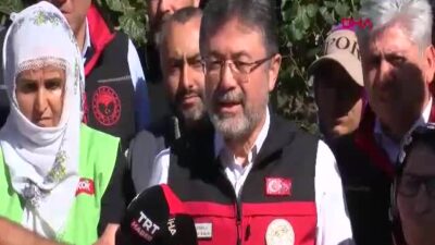 Tarım ve Orman Bakanı Yumaklı, Karasu’da Kivi Hasadına Katıldı