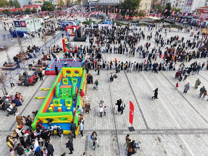 Bağcılar’da Gençlik ve Spor Festivali Coşkusu! Başkan Yıldız Gençlerle Birlikte Oynadı Bağcılar Belediyesi ve Gençlik
