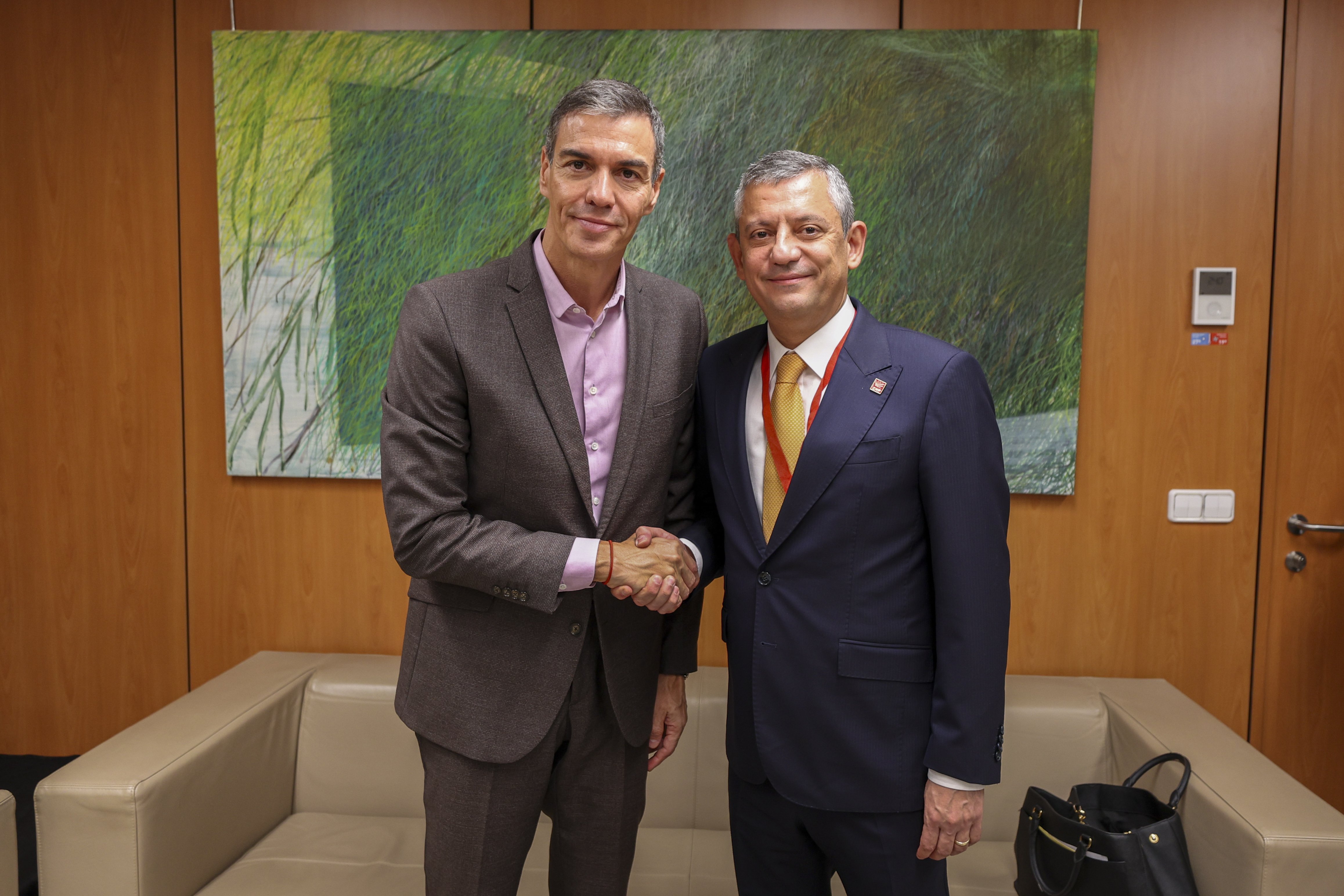 Özgür Özel ve Pedro Sanchez Madrid’de Tarihi Buluşma Gerçekleştirdi