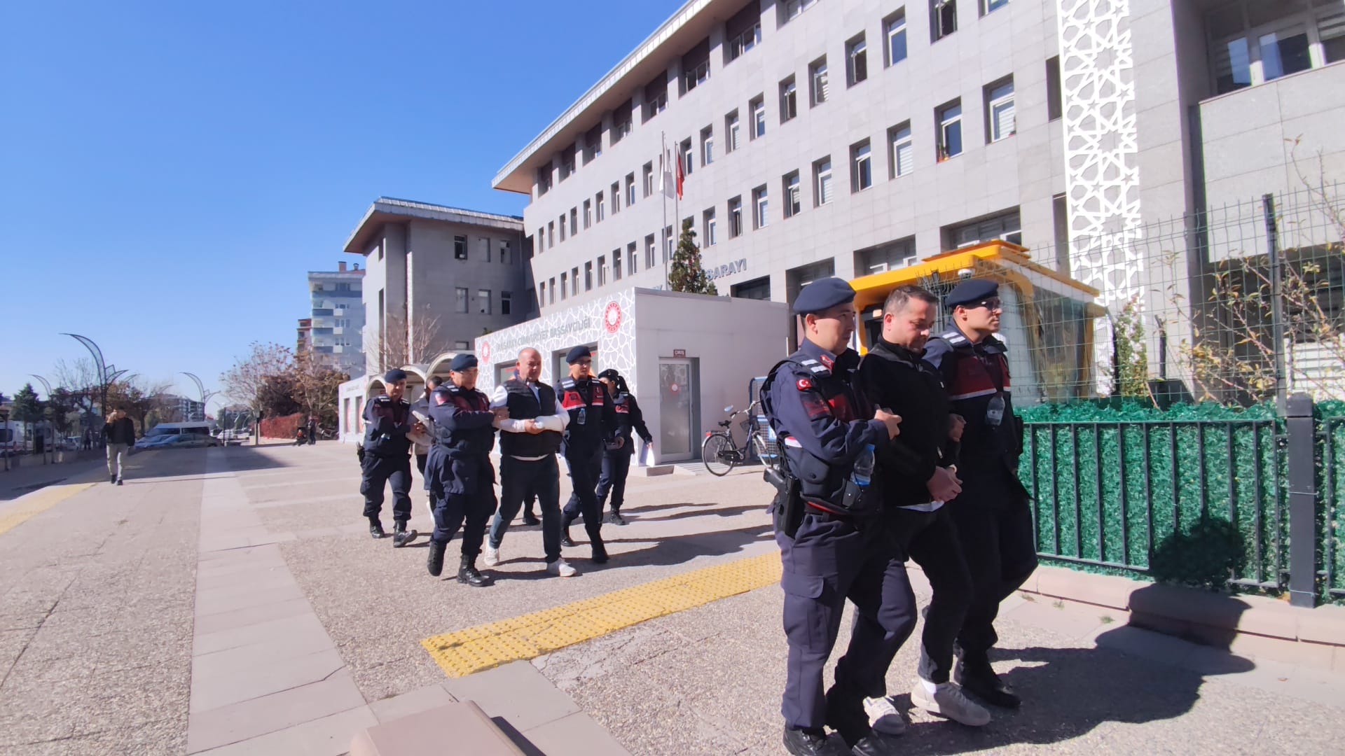 Aksaray’da Trafik Şube Müdürüne Tekme Atan Şüpheliler Tutuklandı