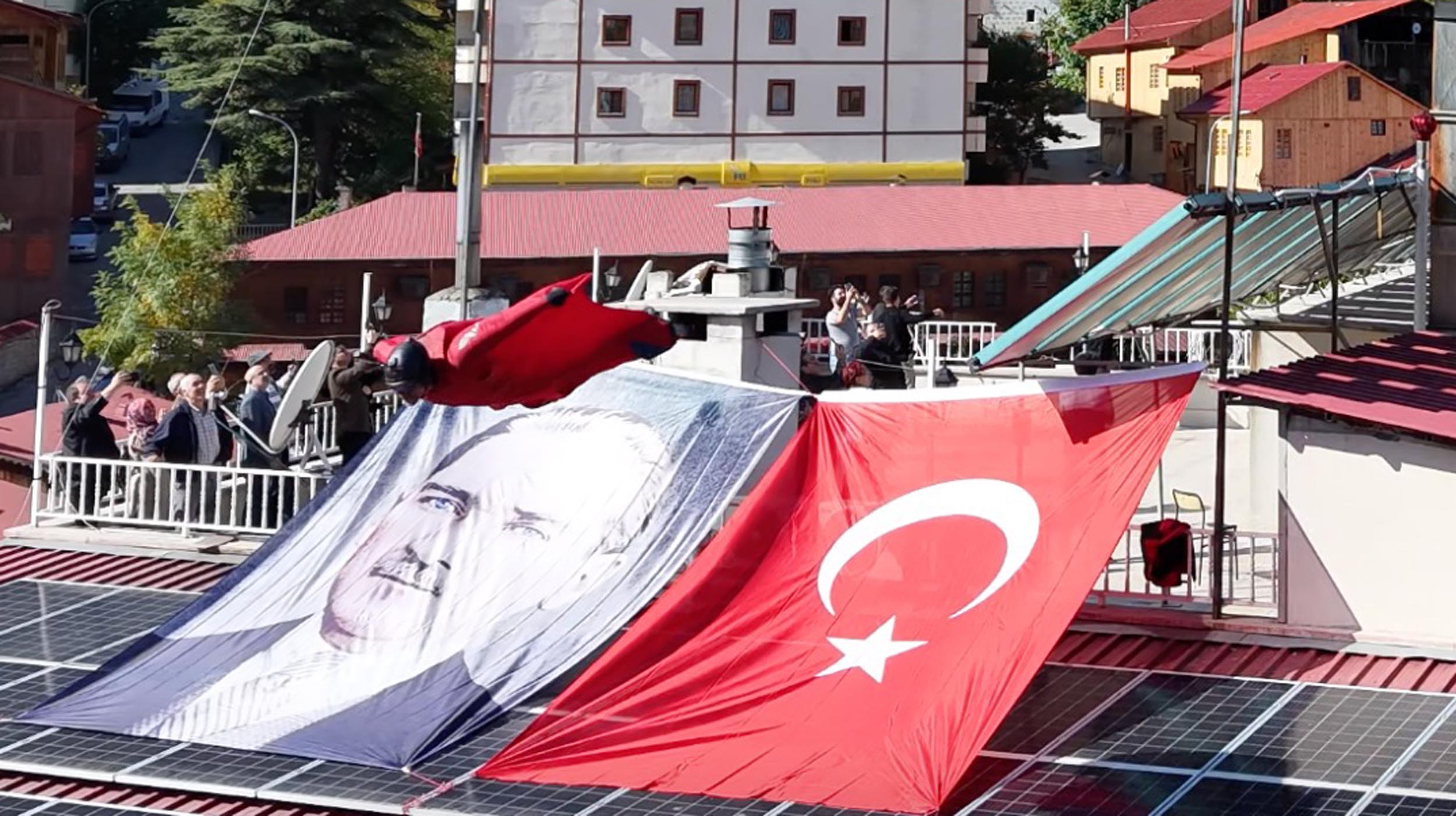 Cumhuriyet Bayramı’nda Nefes Kesen Gösteri: Kemaliye Semalarında Tarihi Uçuş Kemaliye'de 29 Ekim Cumhuriyet