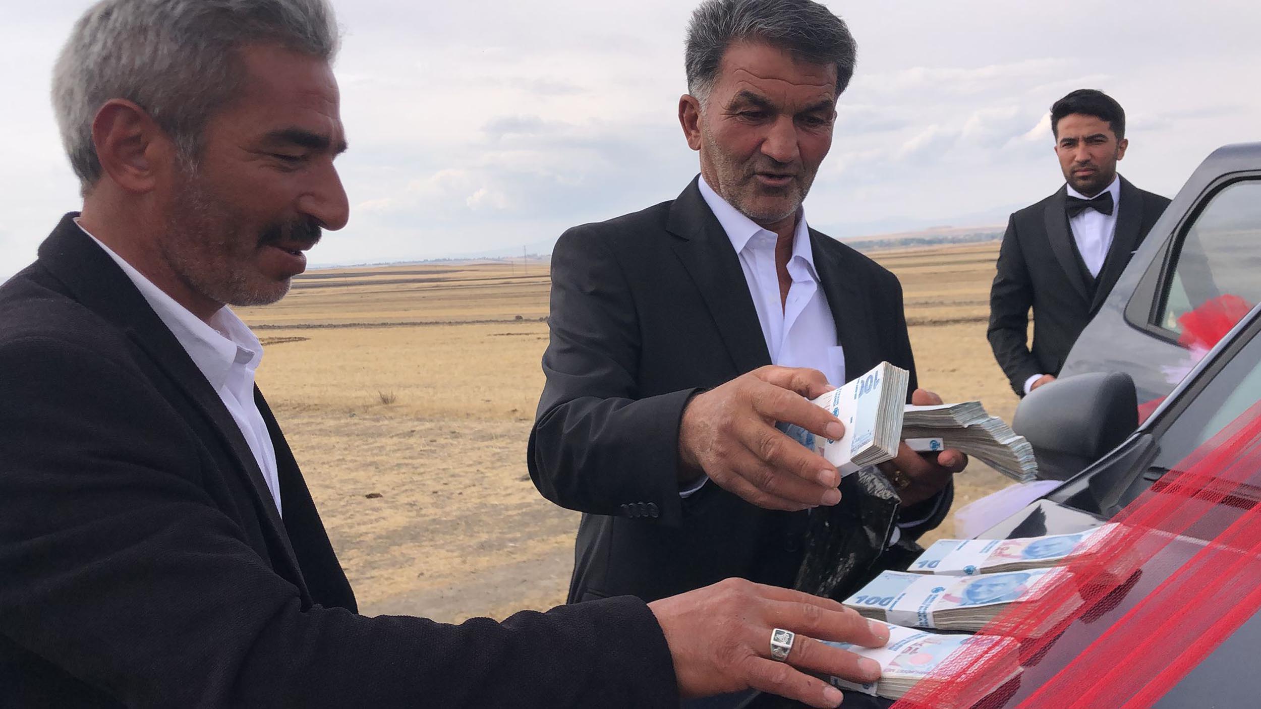 Muhtarın Düğün Konvoyundan Cami İçin 60 Bin Lira Bağış Alma Yöntemi Gündem Oldu