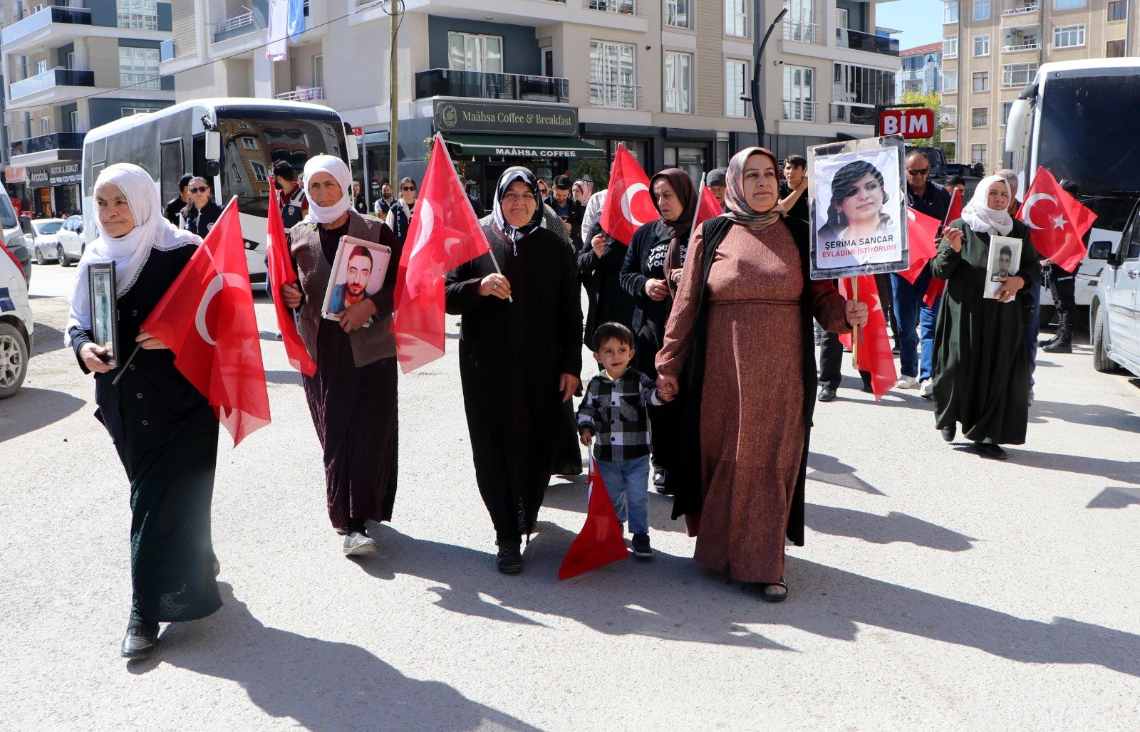 Van'da evlat eylemine katılan