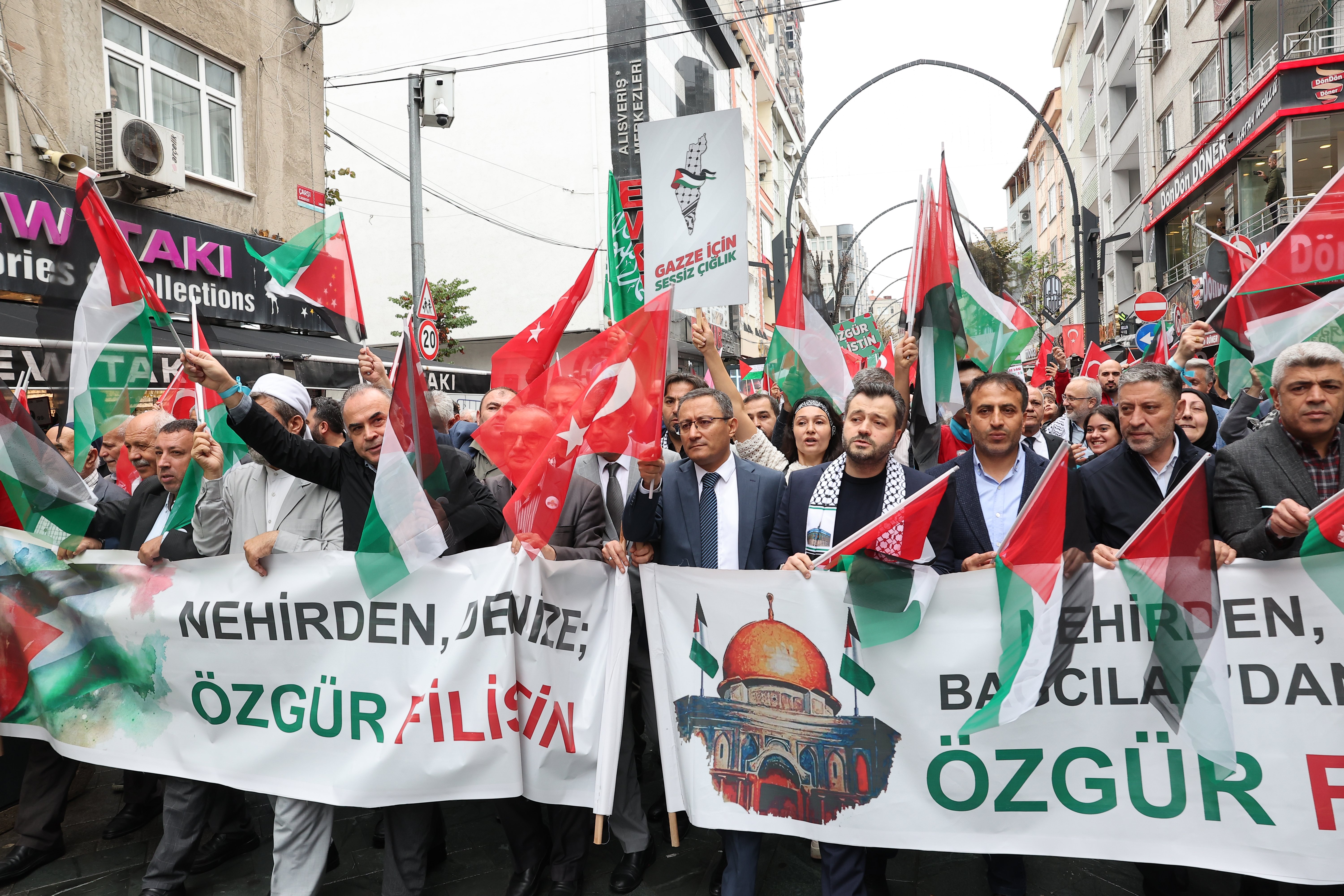 Bağcılar'da düzenlenen 'Nehirden Denize Özgür