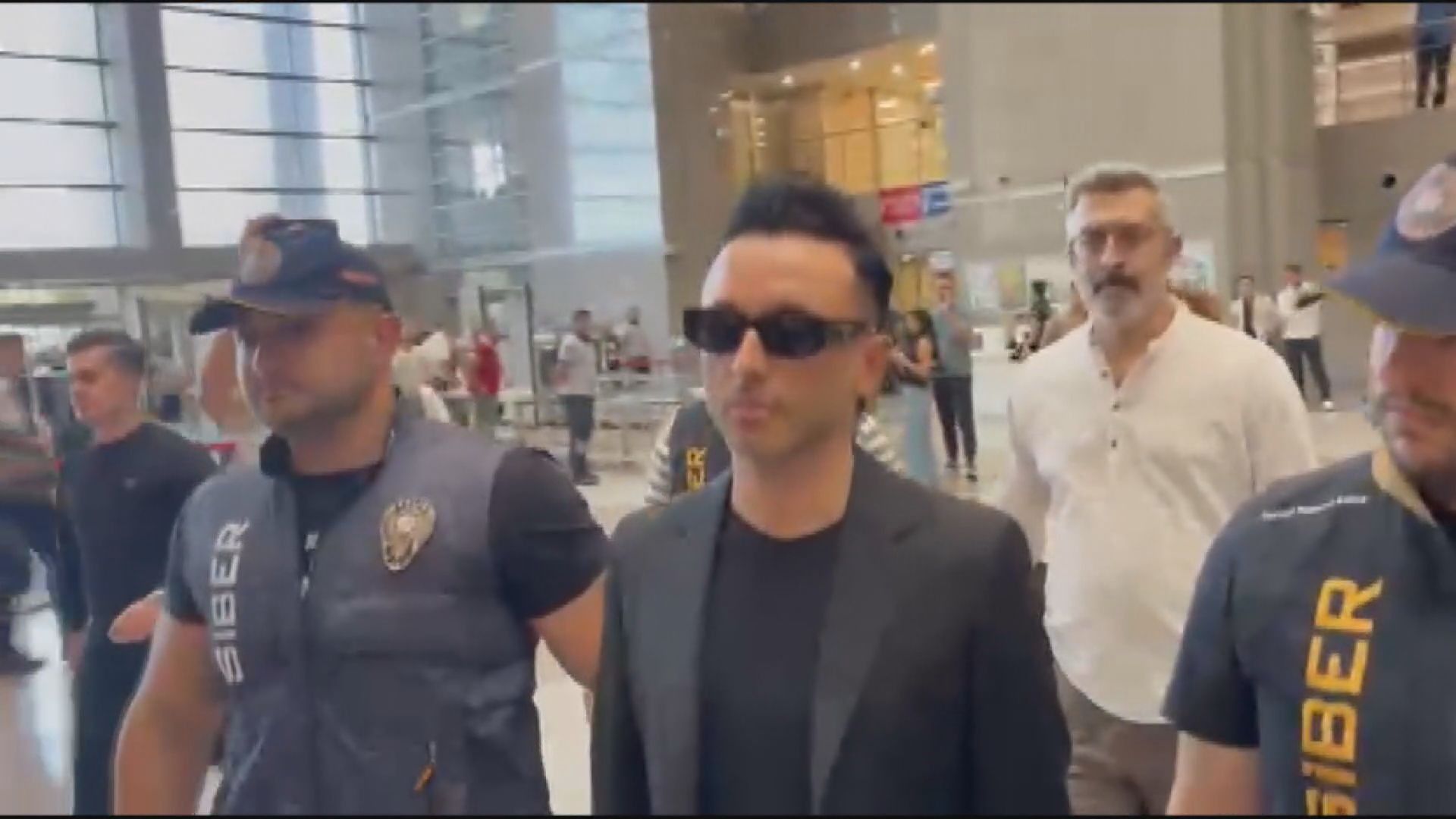 Mabel Matiz'in Perperişan şarkısı