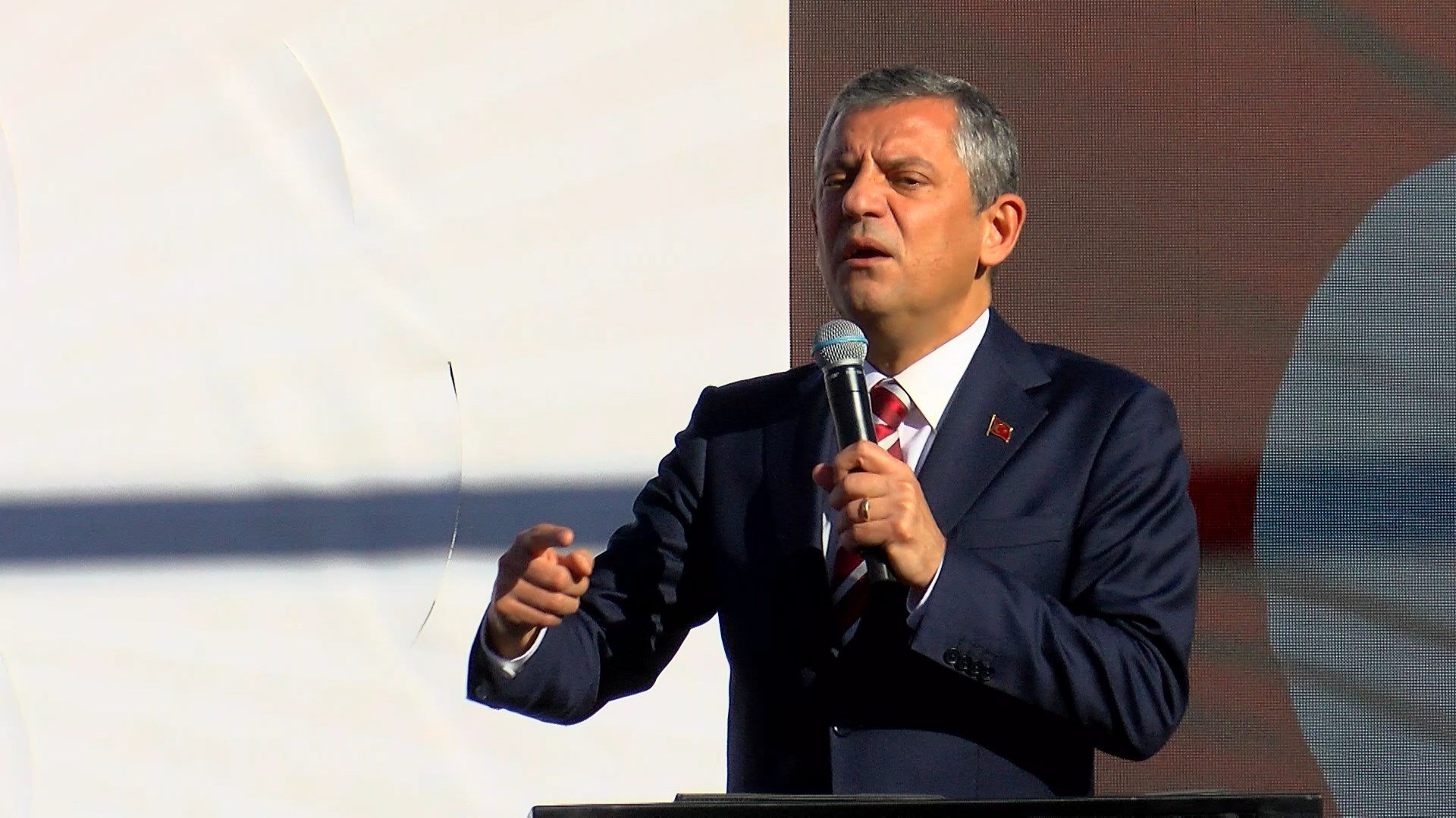 Özgür Özel’den Sert Çıkış: ‘Darbeci Kuşatma Altındayız, 18 Belediye Başkanı Cezaevinde’