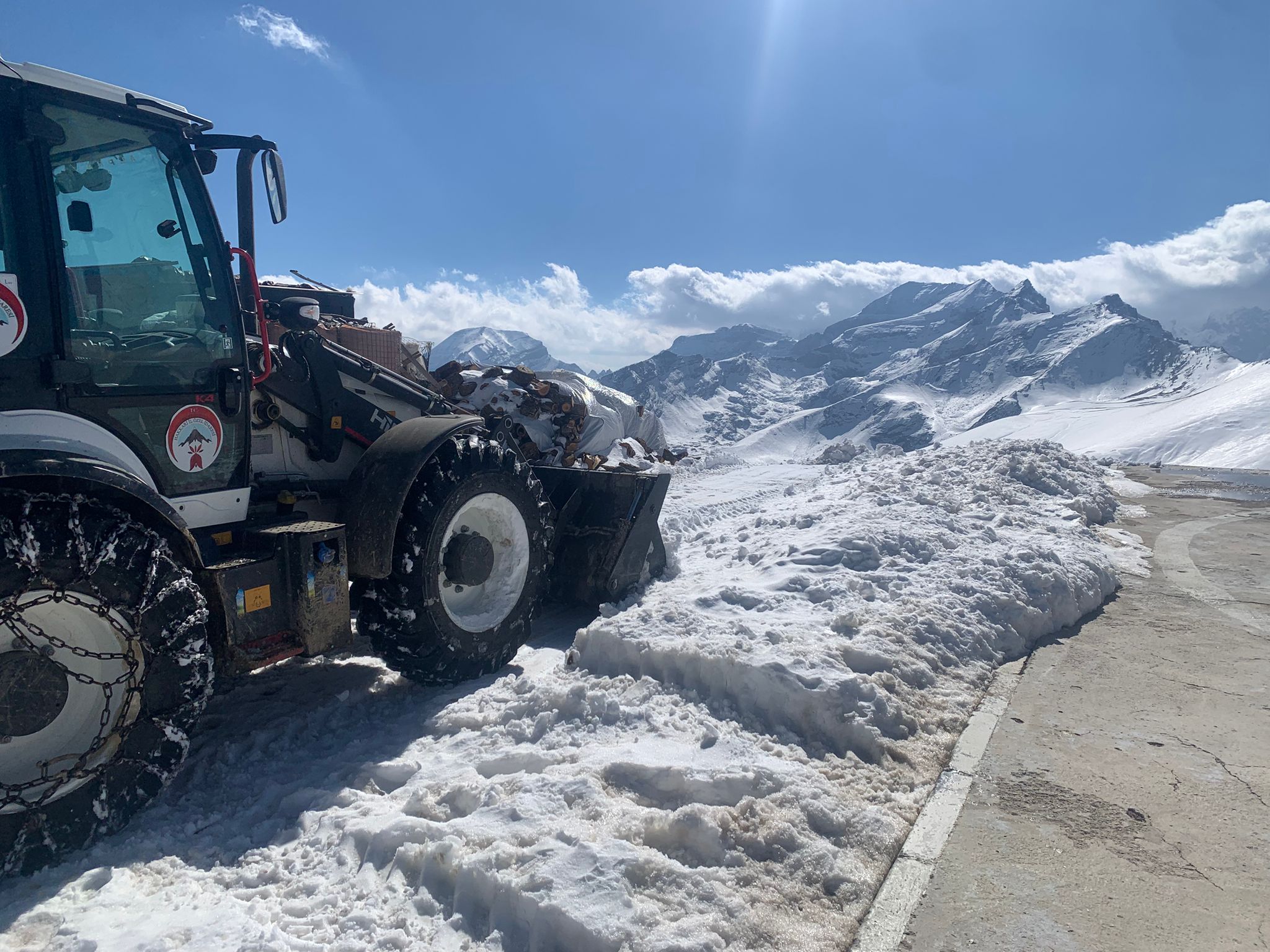Hakkari’de Kardan Kapanan Üs Bölgesi Yolu Ekiplerin Yoğun Çalışmasıyla Açıldı Hakkari Yüksekova'da kardan kapanan